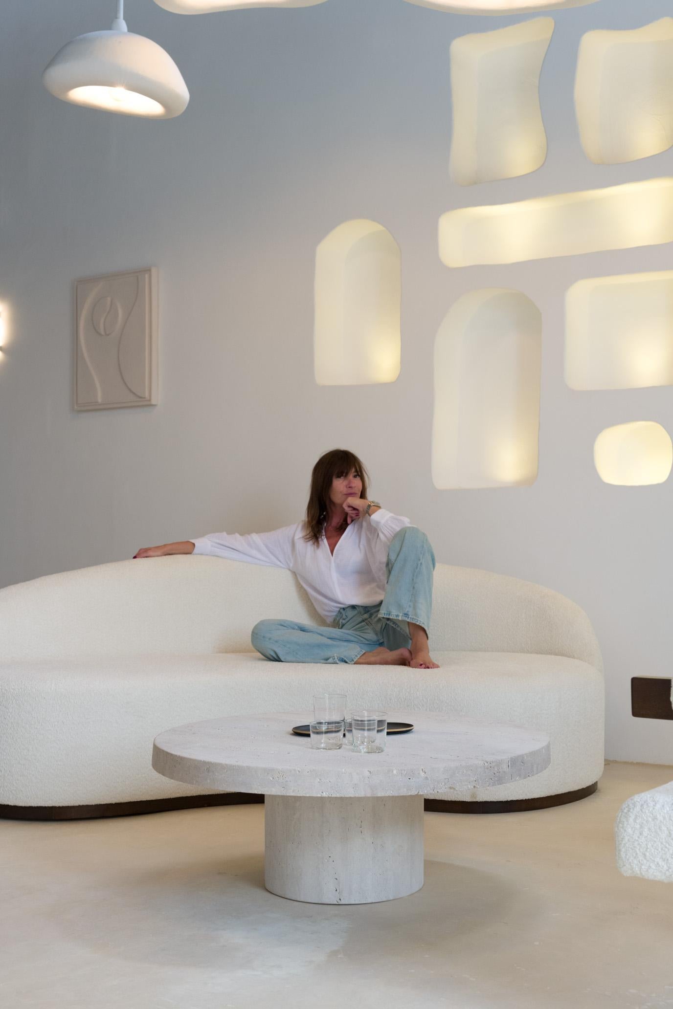 Altro Tavolino basso decorativo con piano rotondo 100 Muted Biege Travertine di Beije Avenue in vendita