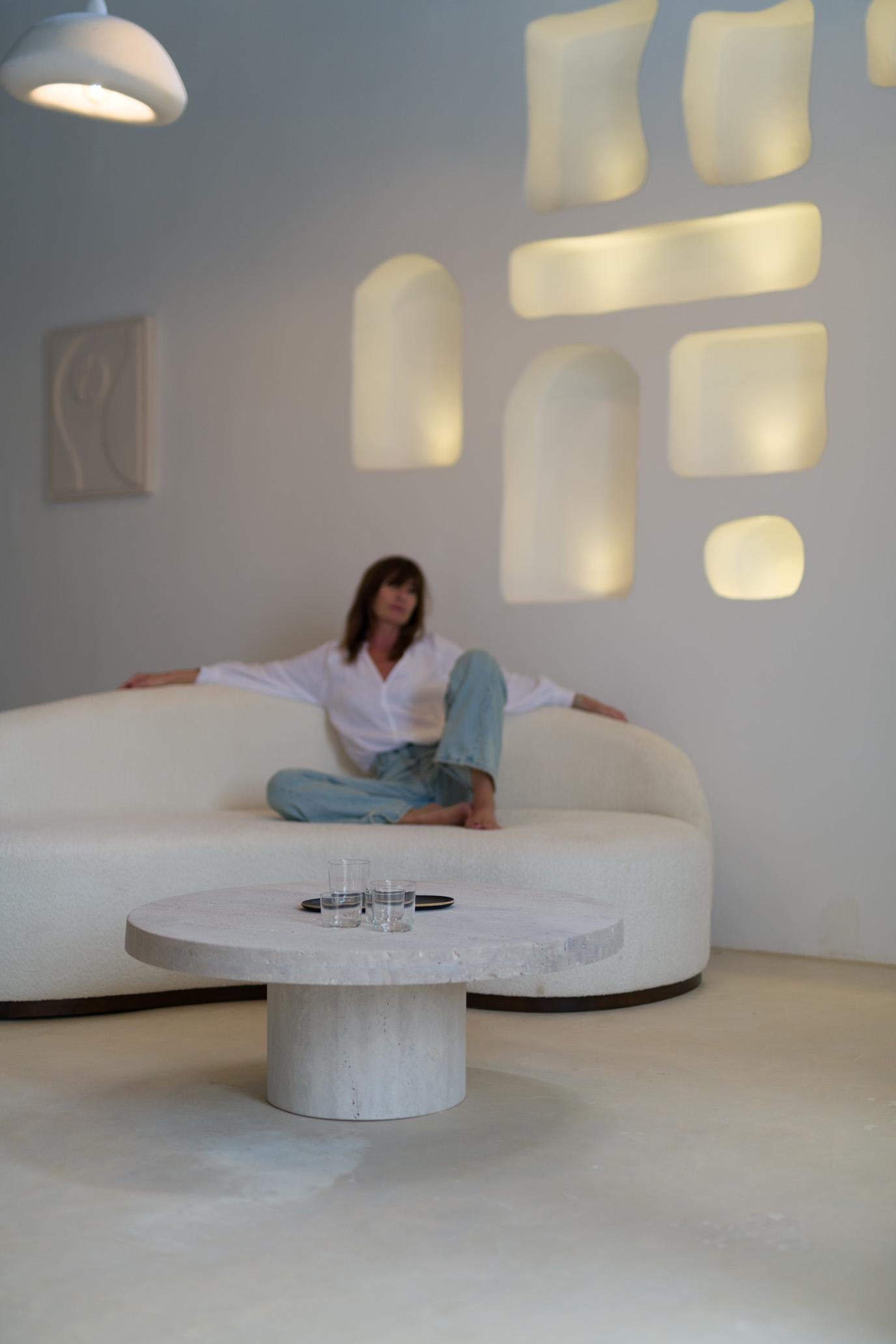XXI secolo e contemporaneo Tavolino basso decorativo con piano rotondo 100 Muted Biege Travertine di Beije Avenue in vendita