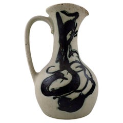 Mogens Andersen per Royal Copenhagen. Brocca in gres con motivo astratto.