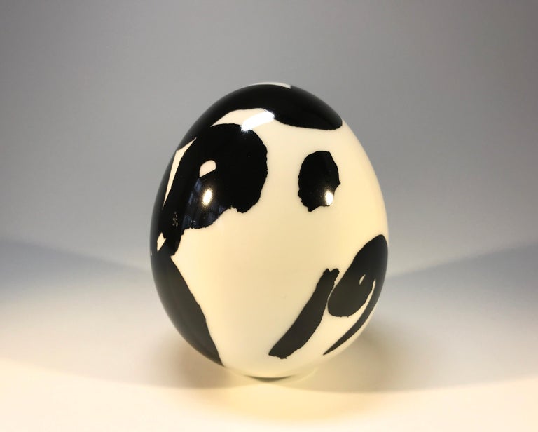 Mogens Andersen for Royal Copenhagen black and white porcelain 1975 egg. This egg was the first in a series of annual eggs created.
Design based on a watercolour painting by Mogens Andersen
Stamped and signed to base
Excellent condition and