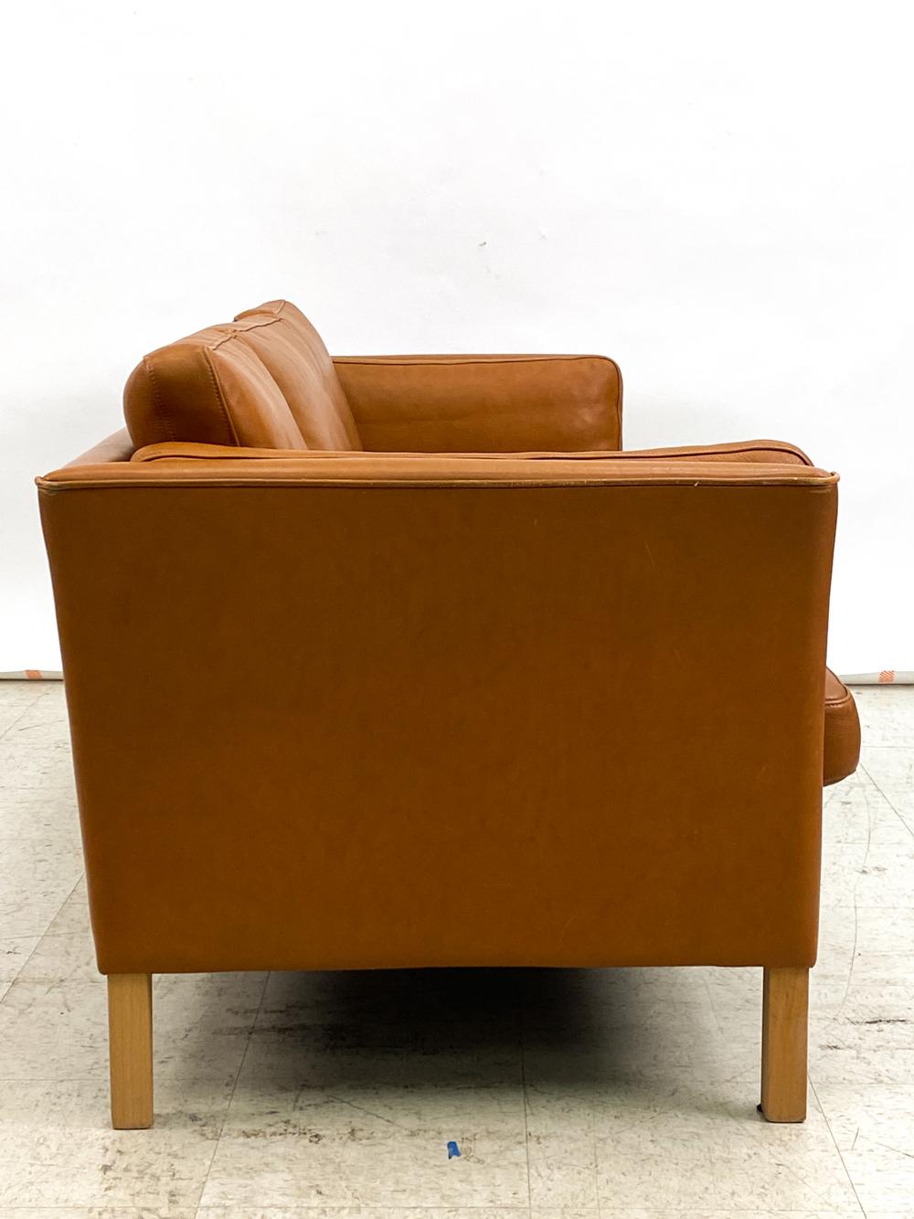 Dänisches modernes dreisitziges Mogens Hansen-Sofa aus Karamellleder mit Karamellleder im Angebot 9
