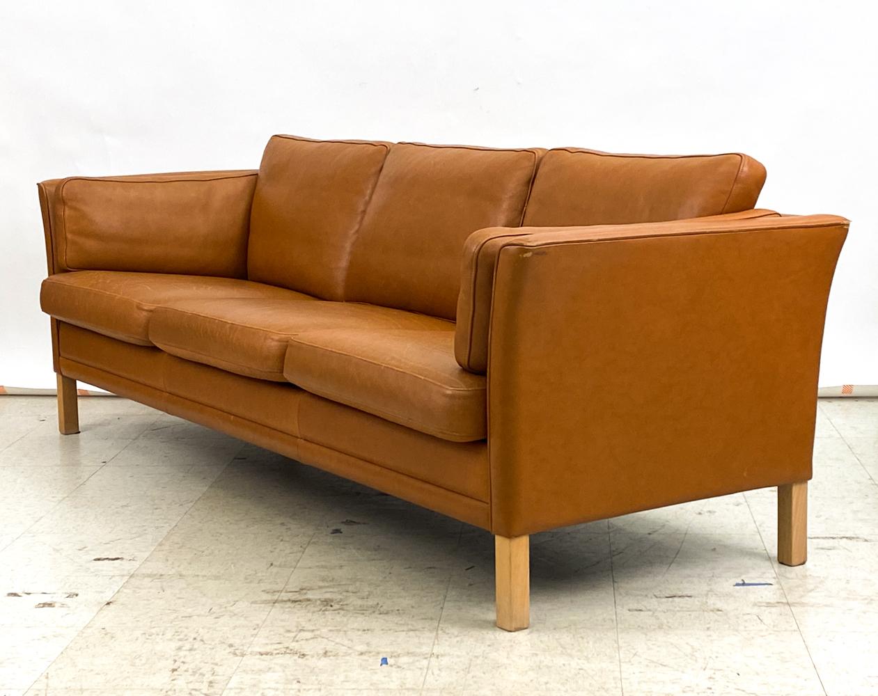 Dänisches modernes dreisitziges Mogens Hansen-Sofa aus Karamellleder mit Karamellleder (Skandinavische Moderne) im Angebot