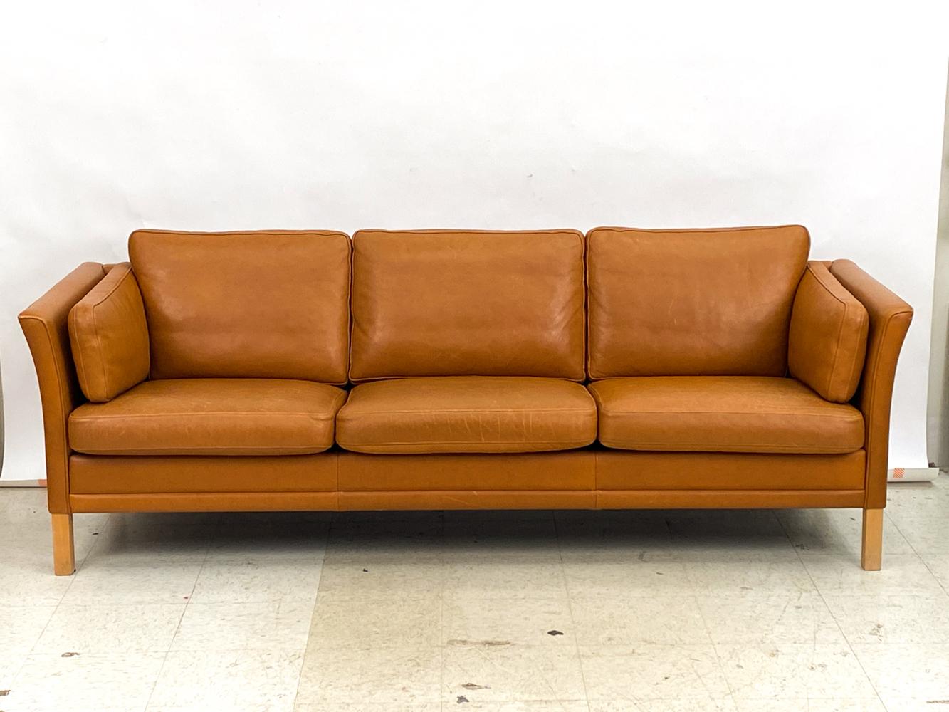 Dänisches modernes dreisitziges Mogens Hansen-Sofa aus Karamellleder mit Karamellleder im Zustand „Gut“ im Angebot in Norwalk, CT