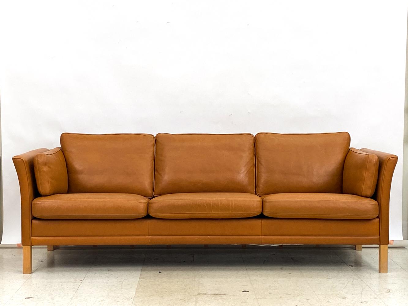 Dänisches modernes dreisitziges Mogens Hansen-Sofa aus Karamellleder mit Karamellleder (20. Jahrhundert) im Angebot