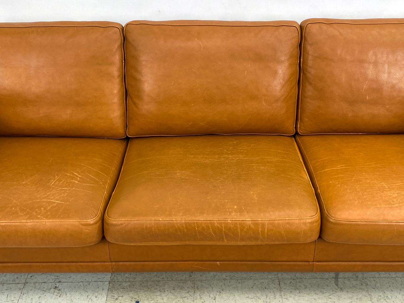 Dänisches modernes dreisitziges Mogens Hansen-Sofa aus Karamellleder mit Karamellleder (Leder) im Angebot