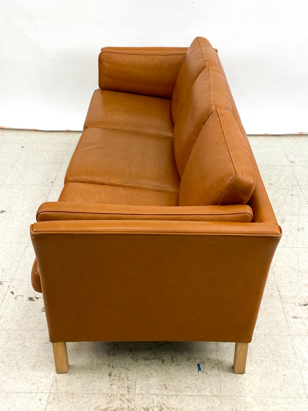 Dänisches modernes dreisitziges Mogens Hansen-Sofa aus Karamellleder mit Karamellleder im Angebot 2