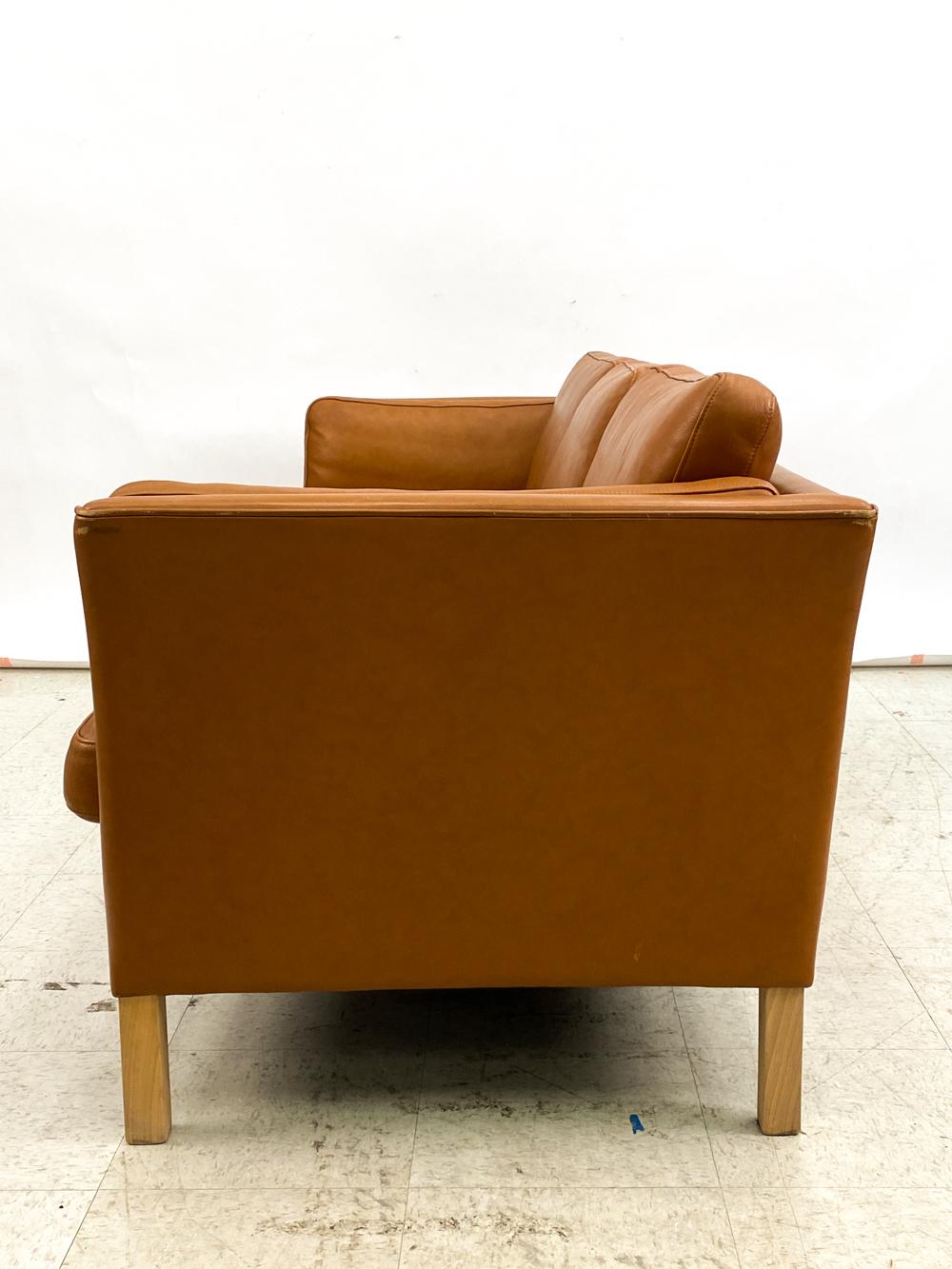 Dänisches modernes dreisitziges Mogens Hansen-Sofa aus Karamellleder mit Karamellleder im Angebot 3