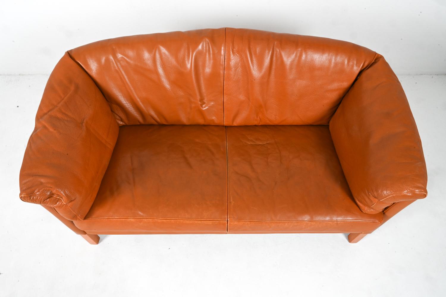 Modernes dänisches Zweisitzer-Sofa aus Leder und Eiche von Mogens Hansen im Zustand „Gut“ im Angebot in Norwalk, CT