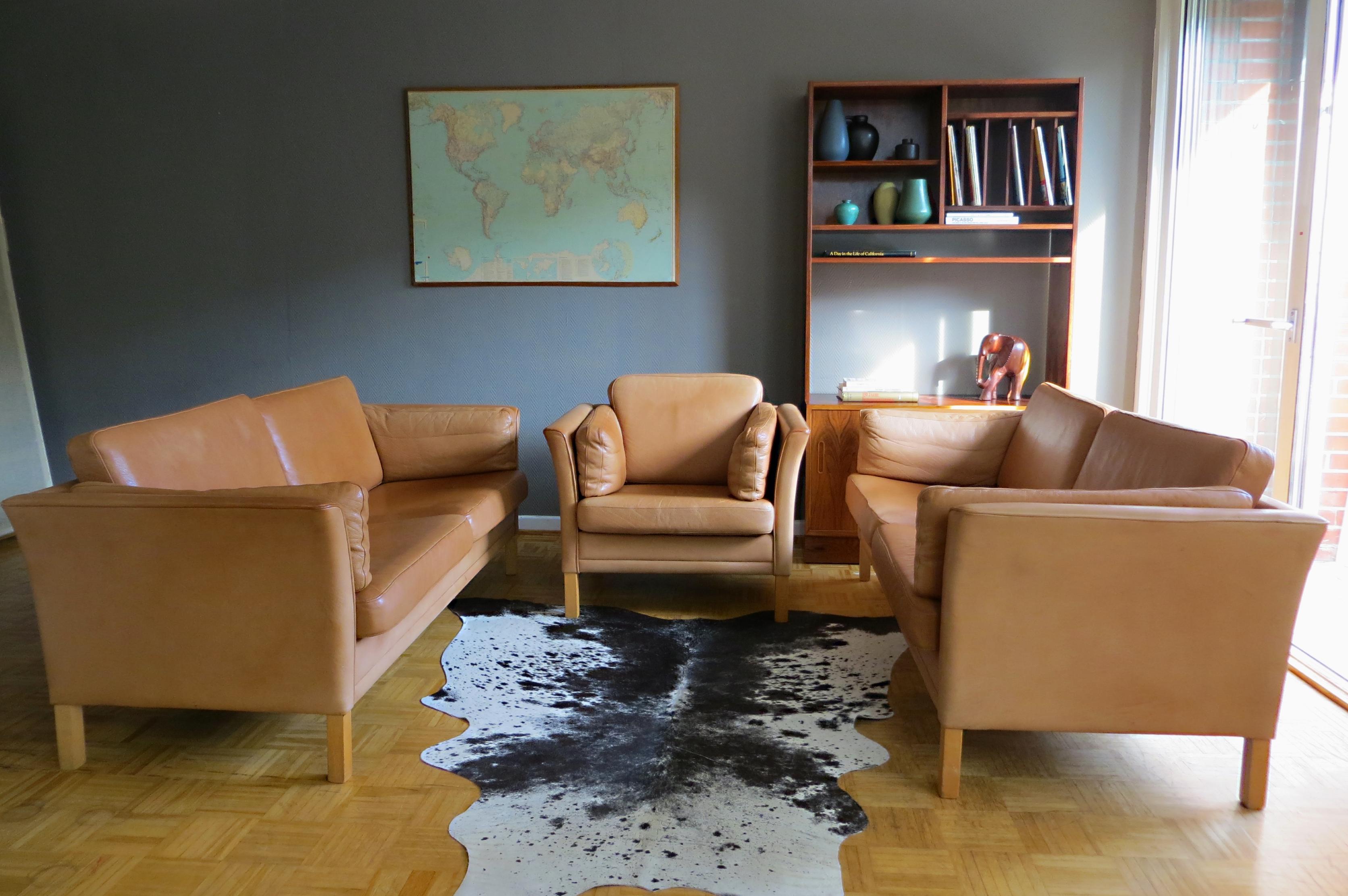 A very comfortable living room leather sofa set by Mogens Hansen Denmark
from the late 1960s-early 1970s is being offered here. This offer includes 2x three-seat leather sofas and one easy chair.
The living room suite is reminiscent of the designs