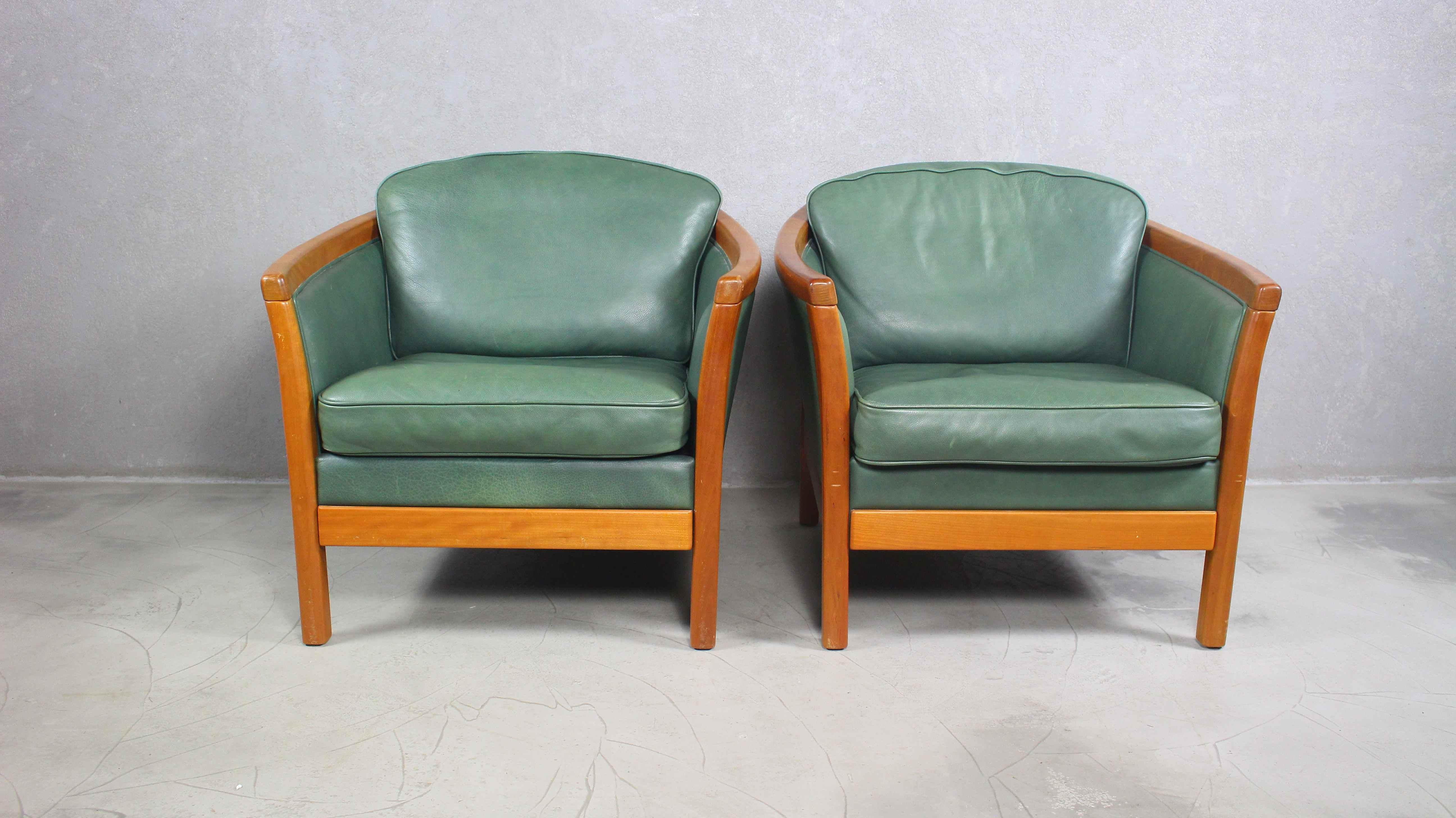 Ein Paar grüne Lederstühle im Vintage-Stil.
Entwurf Mogens Hansen.
Produziert in Dänemark in den 1980er/90er Jahren.
Hergestellt aus massivem Kirschholz und hochwertigem Naturleder in flaschengrüner Farbe.