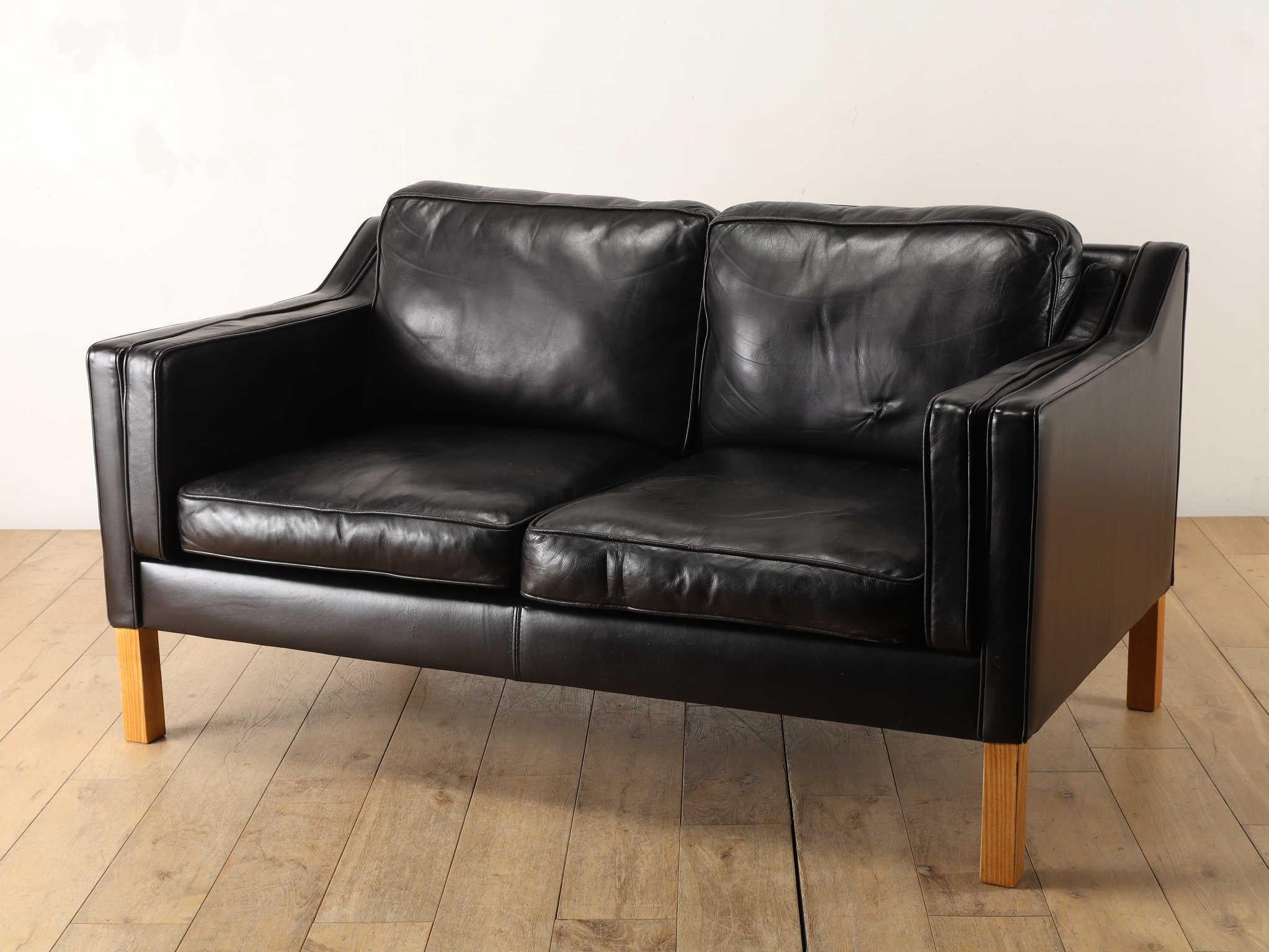 Mogens Hansen is a renowned Danish furniture designer celebrated for his emphasis on simple, functional, and timeless design.
This sofa exemplifies his design philosophy perfectly—its clean lines and understated elegance make it both visually
