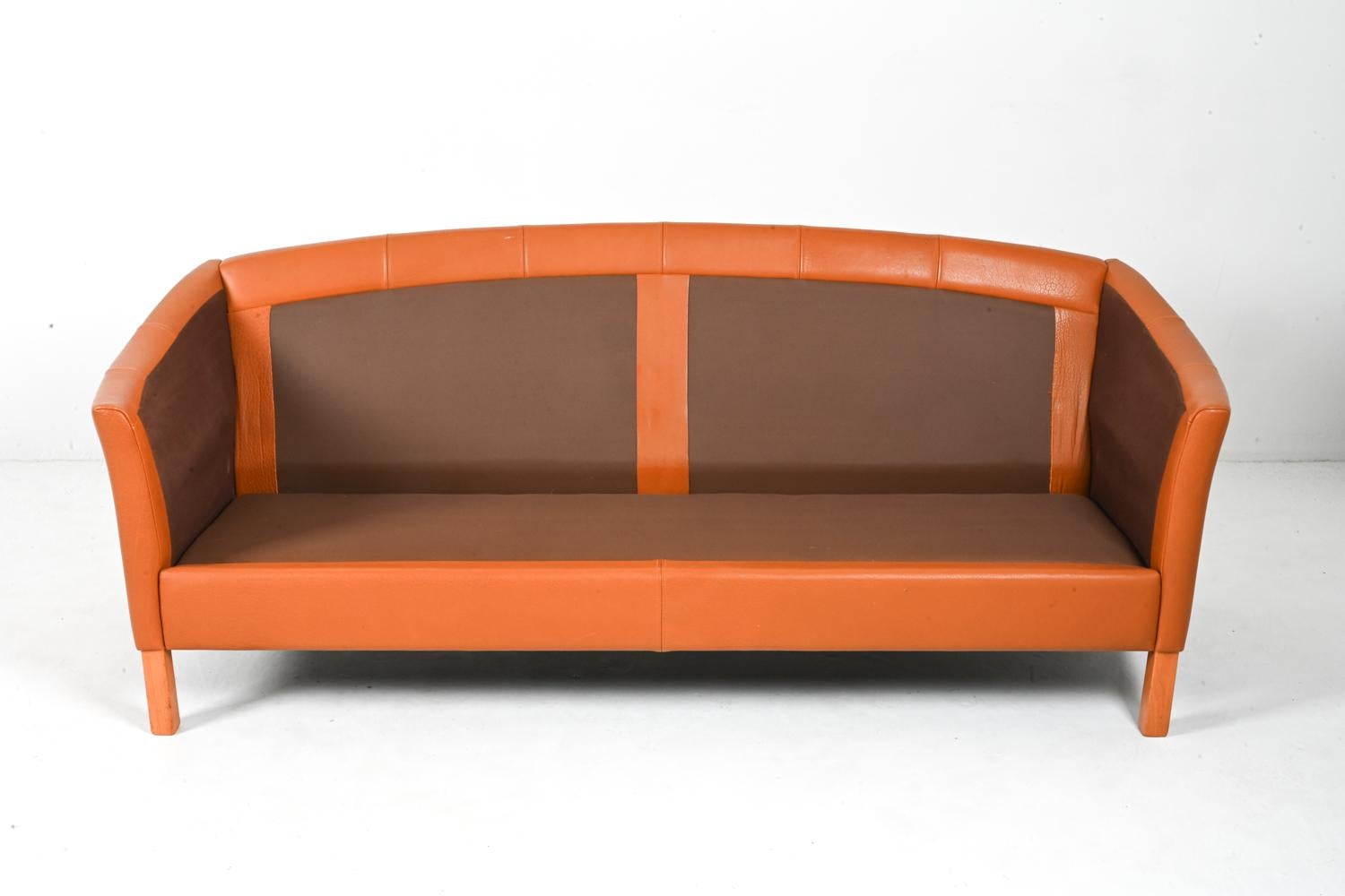 Canapé danois moderne à trois places Mogens Hansen modèle 535 en cuir et chêne en vente 9