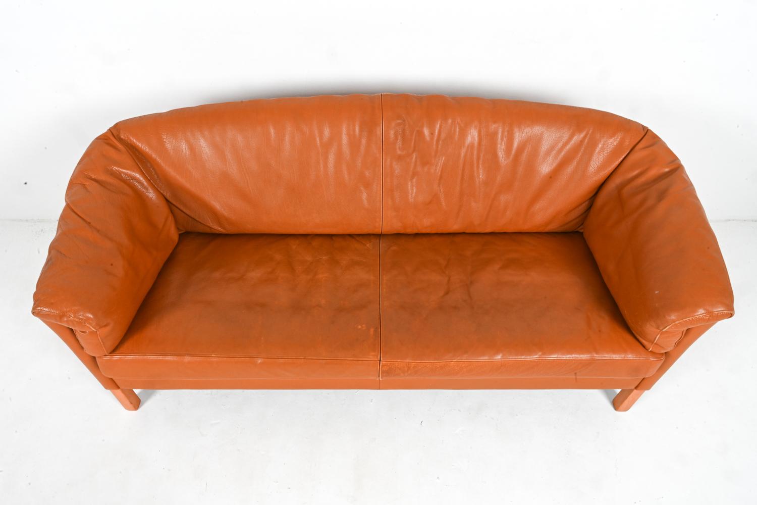 Canapé danois moderne à trois places Mogens Hansen modèle 535 en cuir et chêne Bon état - En vente à Norwalk, CT