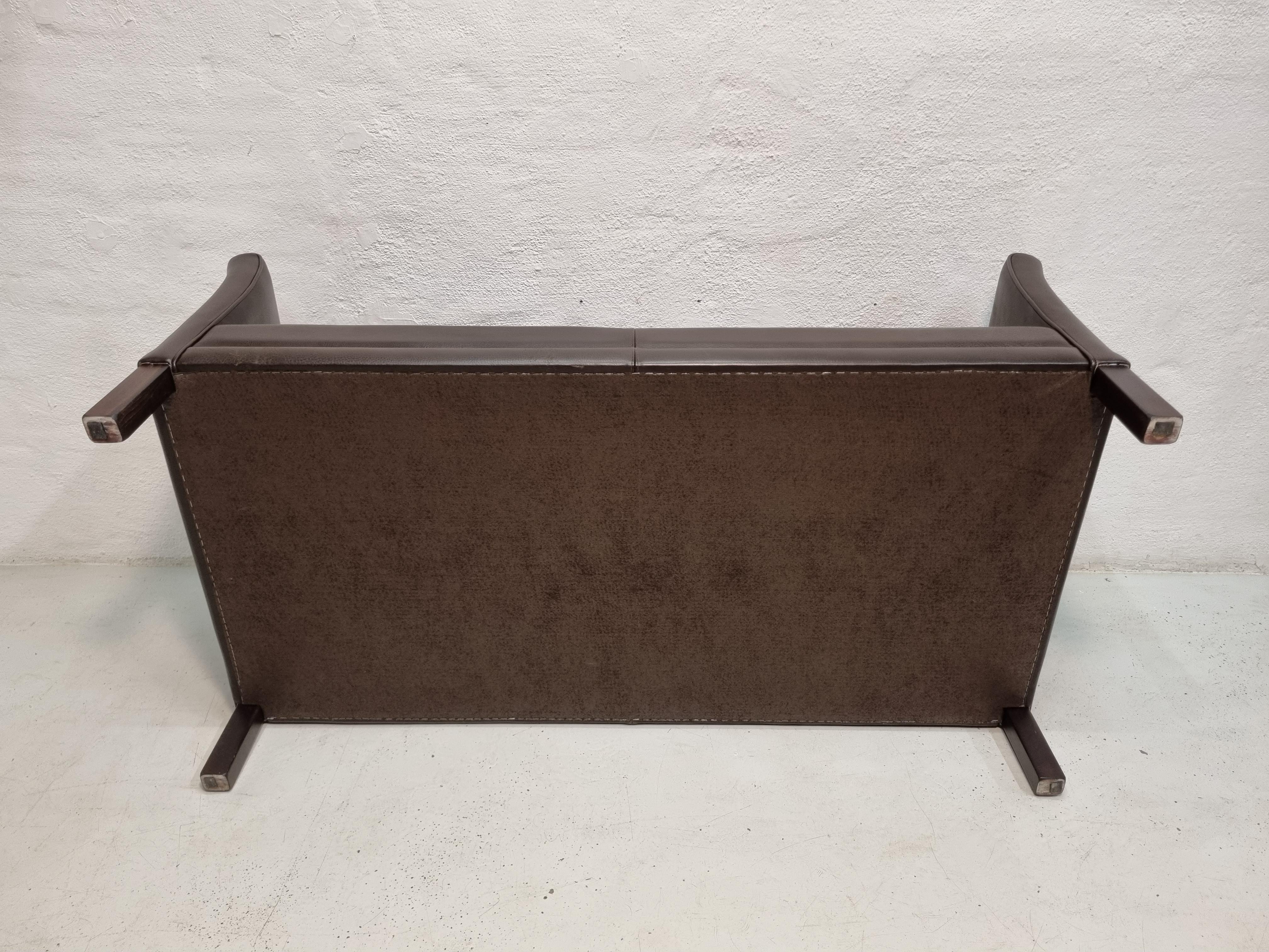 Sofa of dark brown leather with dark stained legs.
A simple and delicious quality sofa that was designed by Mogens Hansen in 1971.