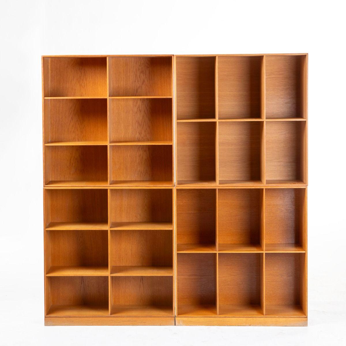 Mogens Koch (danese, 1898-1992).
Sistema di librerie composto da quattro armadi e due basi, realizzato in rovere massiccio da Rud. Rasmussen, Copenaghen, 1950-1960 circa.
Con etichetta del produttore sul retro.

Di proprietà della stessa famiglia