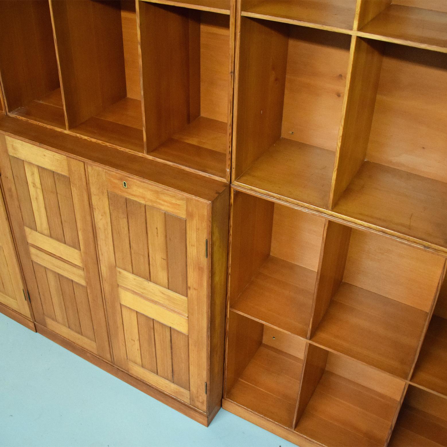 MOGENS KOCH Bookcase/Wall Unit Oregon Pine foe Rud Rasmussen In Good Condition For Sale In Hudson, NY