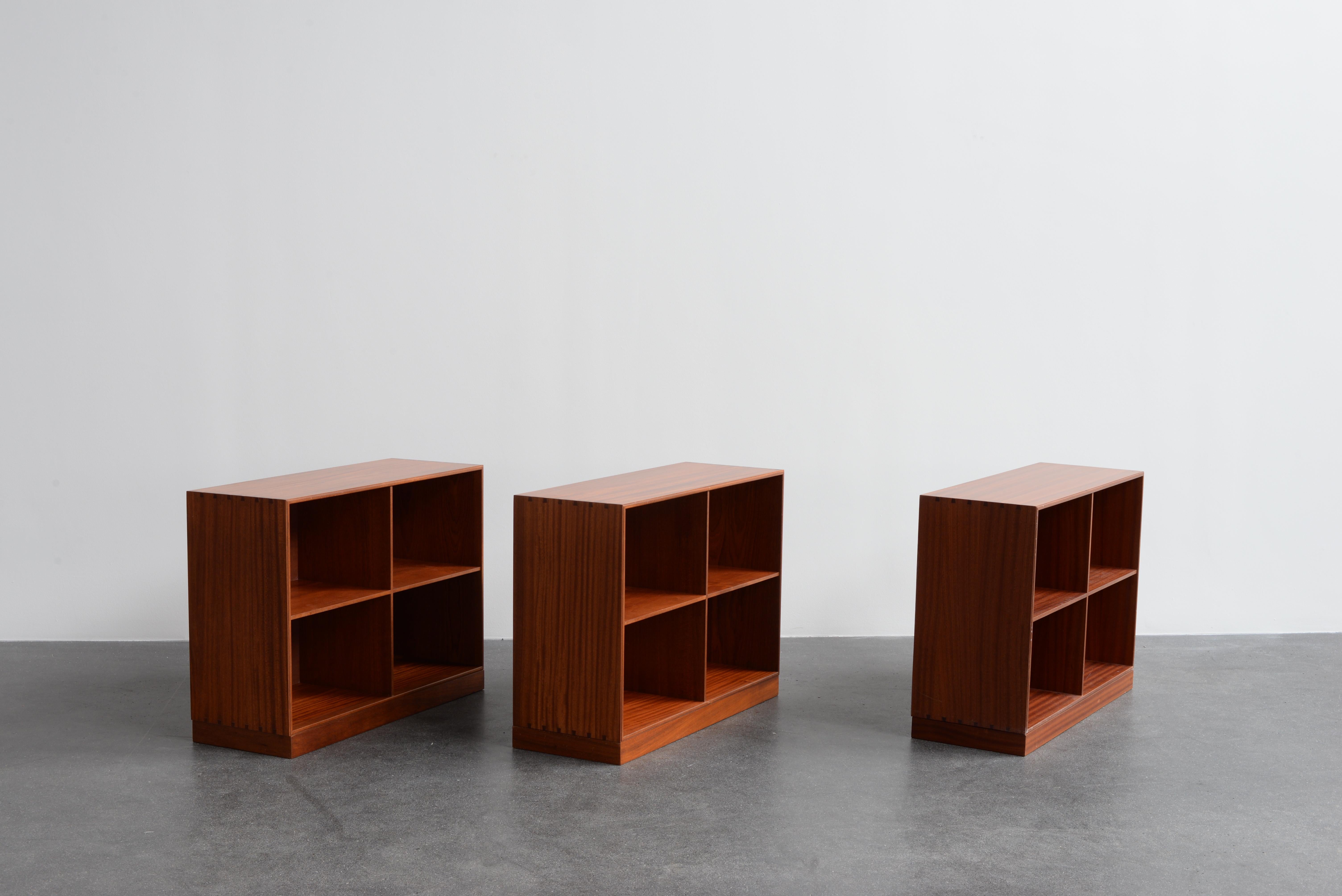 Mogens Koch set of three bookcases in mahogany. Executed by Rud Rasmussen.

Reverse with paper labels ‘RUD. RASMUSSENS/SNEDKERIER/KØBENHAVN/DENMARK.