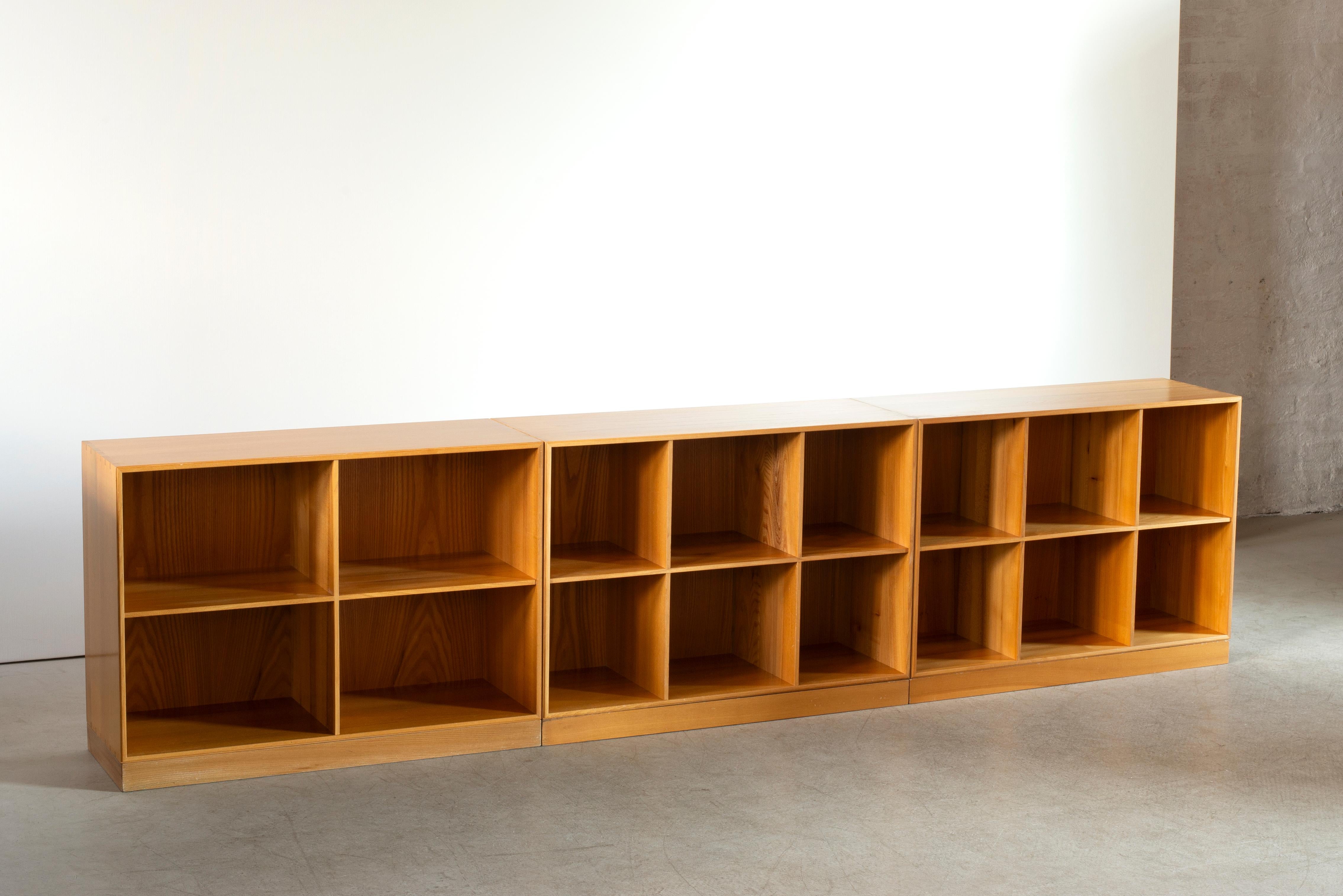 Scandinavo moderno Librerie in olmo di Mogens Koch per Rud, Rasmussen in vendita
