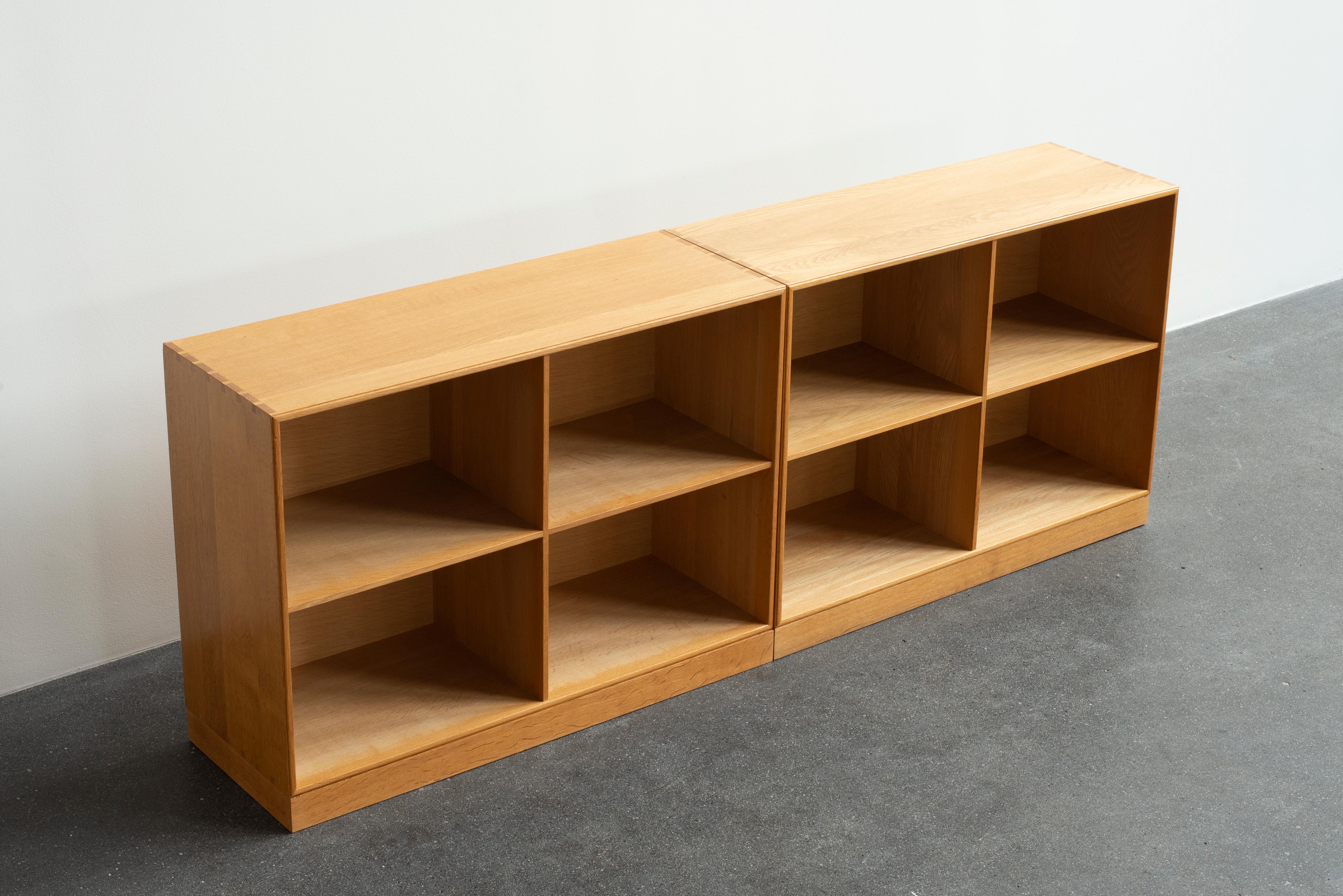 Coppia di librerie Mogens Koch con zoccoli in Oak. Eseguito da Rud Rasmussen.

Il rovescio presenta l'etichetta cartacea 