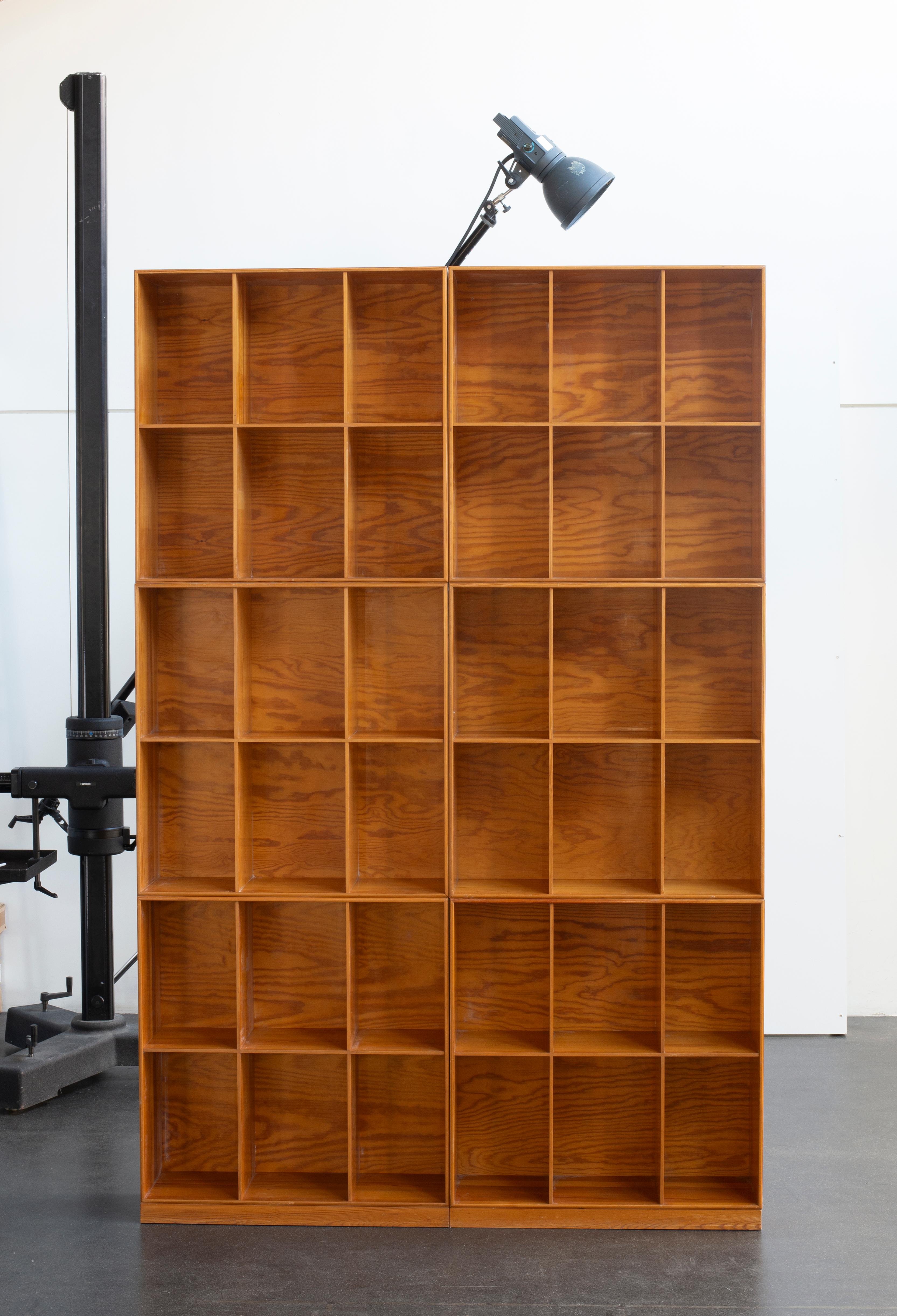 Mogens Koch six bookcases in pine with plinths. Executed by Rud. Rasmussen.

Reverse with paper labels ‘RUD. RASMUSSENS/SNEDKERIER/NØRREBROGADE/KØBENHAVN.
