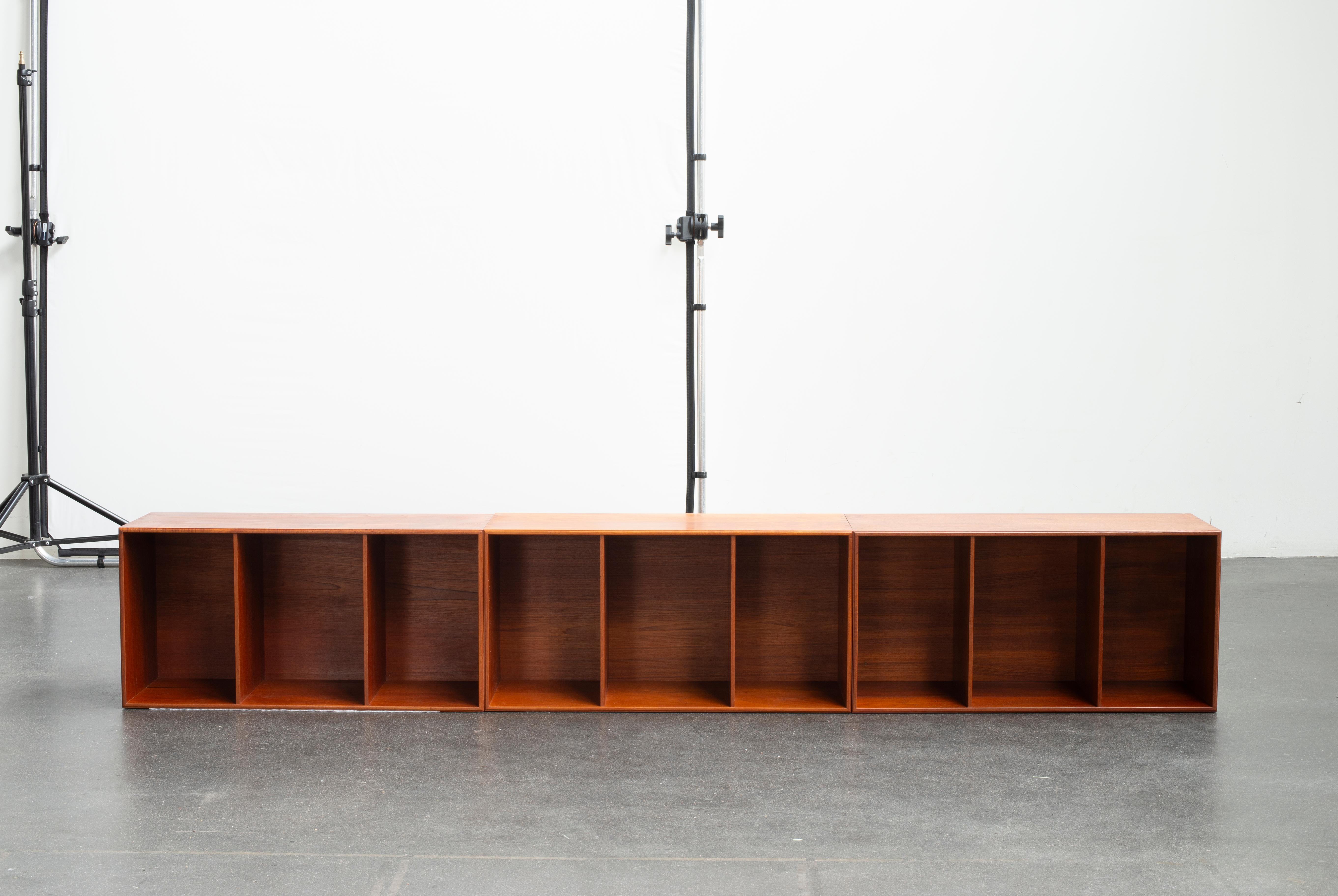 Mogens Koch ha realizzato tre librerie in teak. Eseguito da Rud Rasmussen.

Sul retro, etichette in carta 