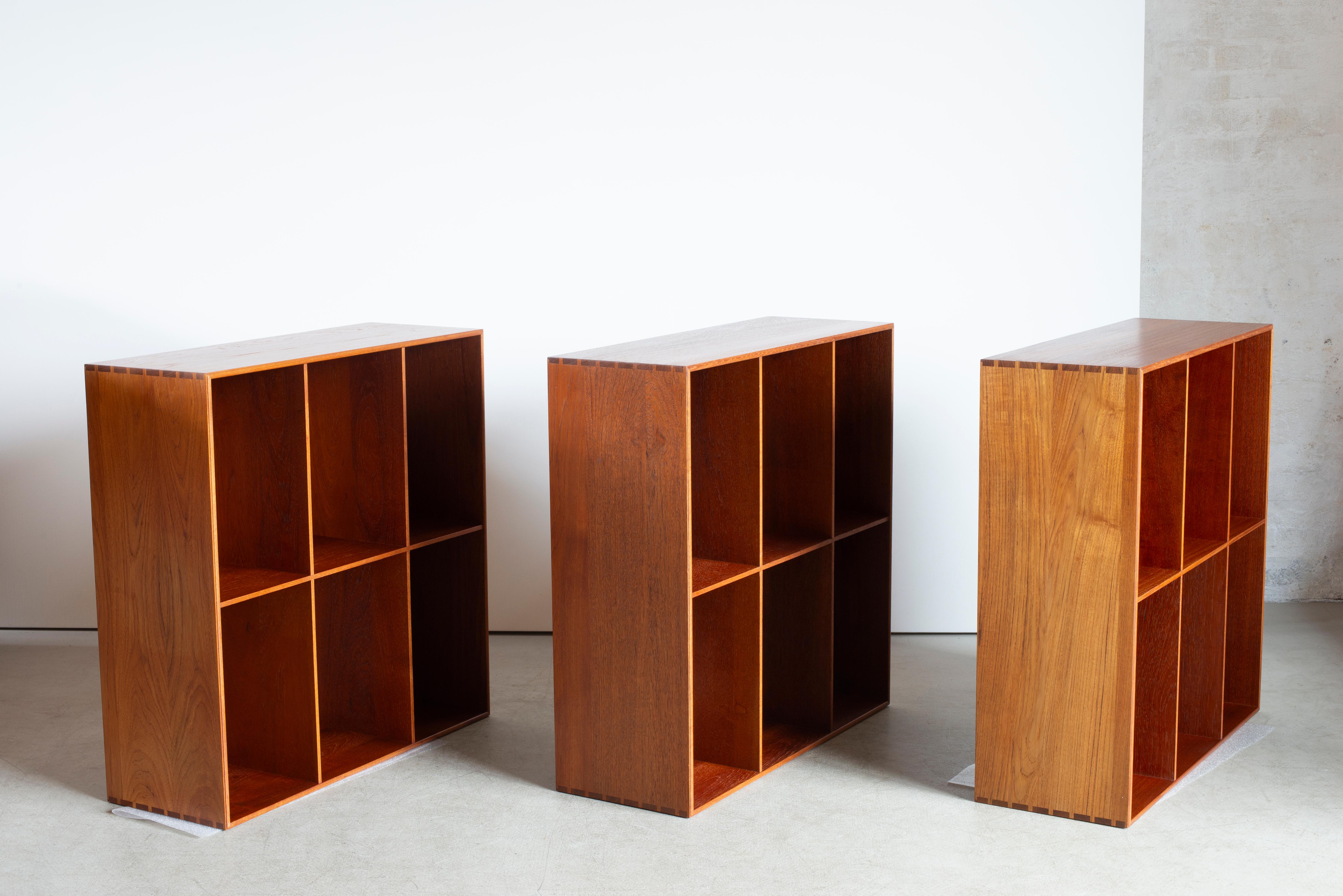 Set di tre librerie in teak di Mogens Koch. Eseguito da Rud. Rasmussen.

Il rovescio presenta l'etichetta cartacea 
