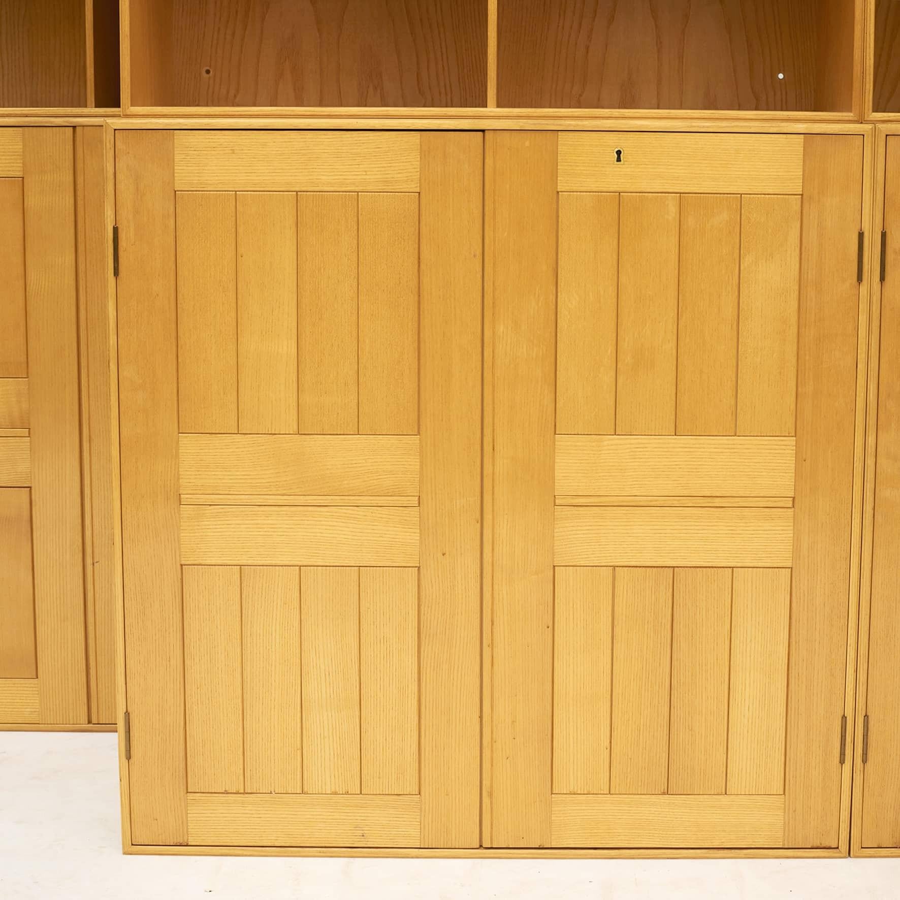 Mogens Koch 1888-1993.
5 armoires et 5 bibliothèques en bois de frêne massif par l'ébéniste Rud. Rasmussen. Label au dos.
ne sont plus fabriqués en bois de frêne.
Aucune base n'a été accrochée au mur. Clés et vis en laiton pour le montage