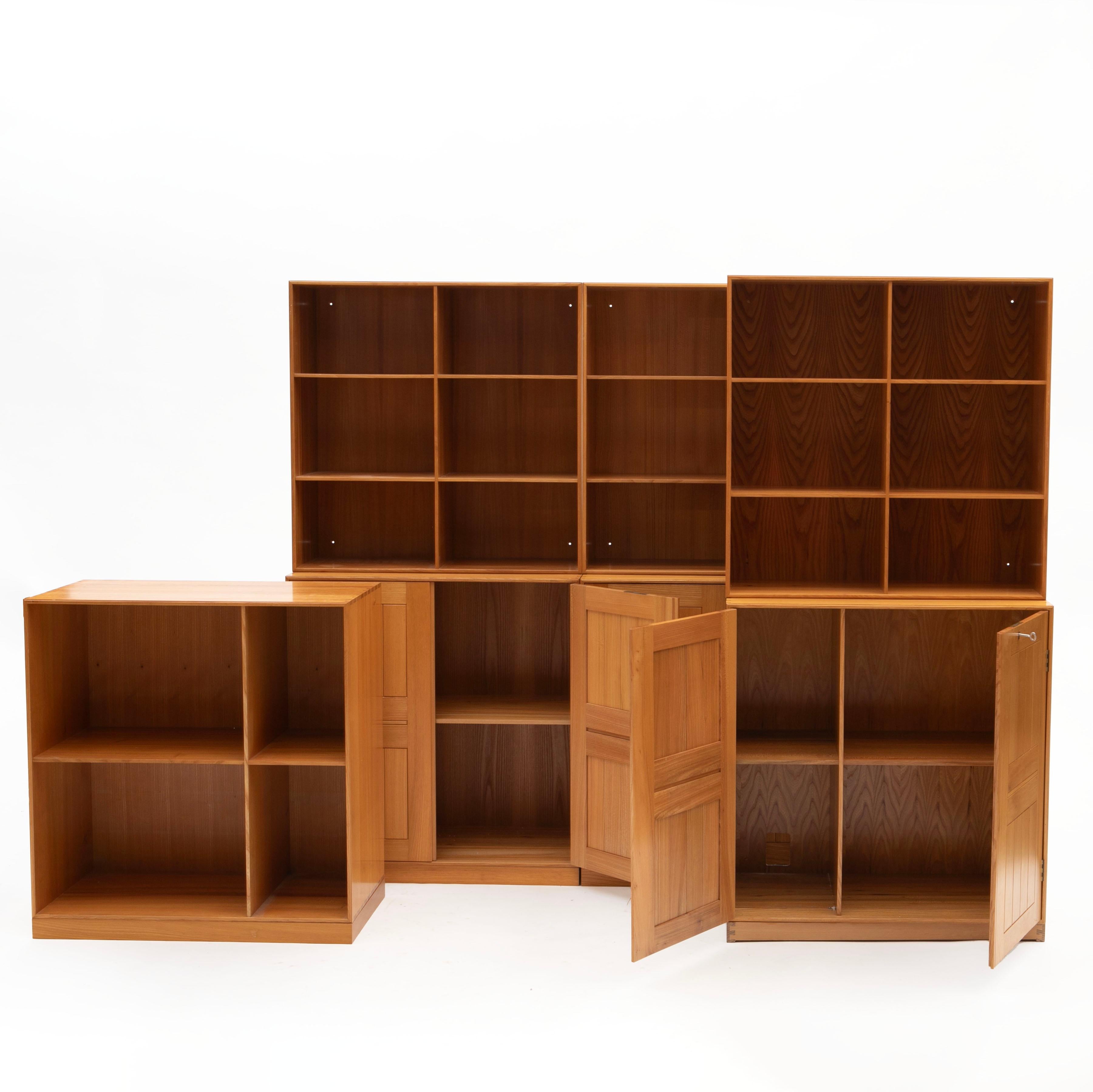 Mogens Koch, 1898-1992
Mogens Koch Aufbewahrungssystem aus Eschenholz, hergestellt von Rud. Rasmussen, 1960-1970.
Set aus drei Schränken, drei Bücherregalen + 1 Bücherregal in der gleichen Größe wie die Schränke (76x76x36 cm) auf drei Sockeln. Alles