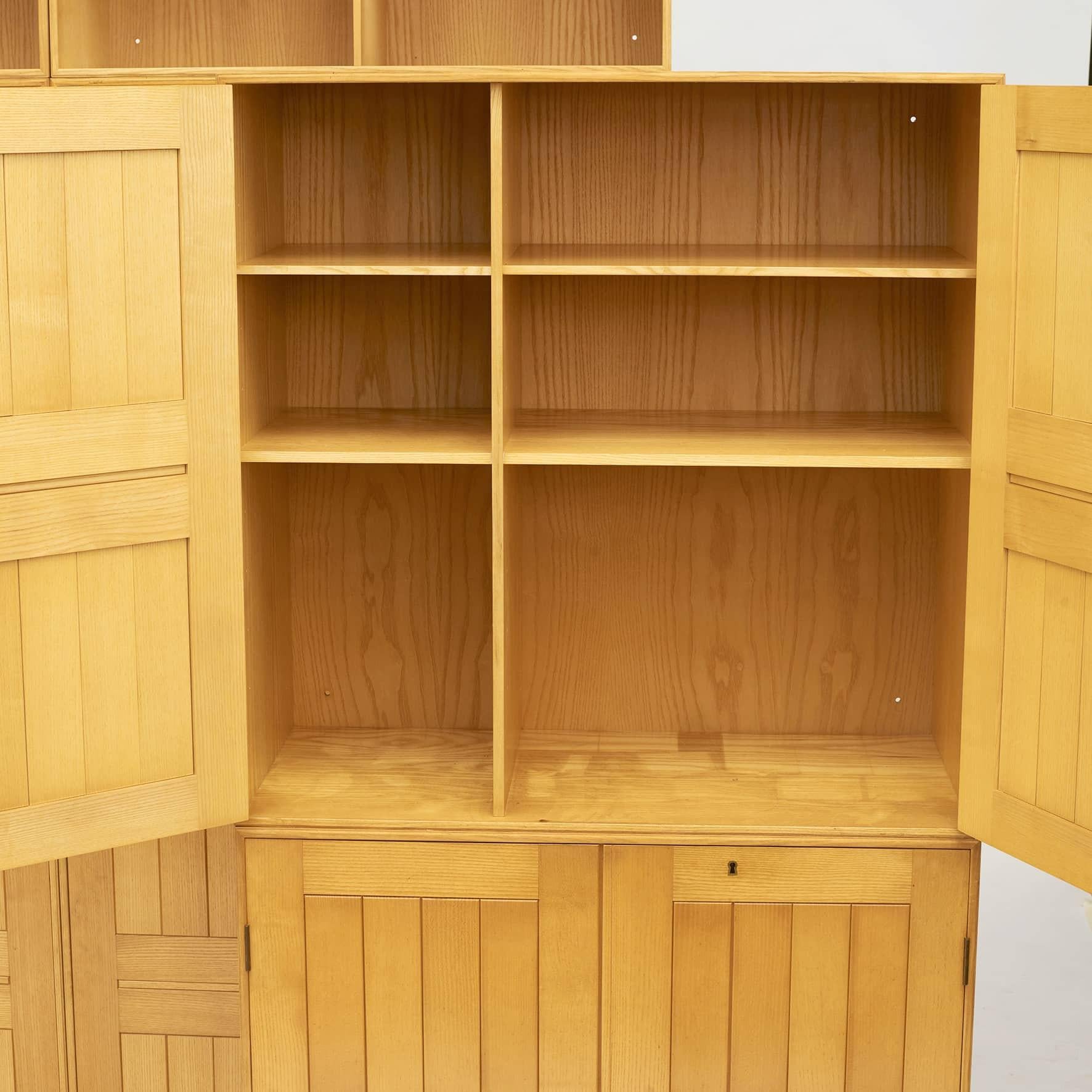 20ième siècle Armoire et bibliothèque Mogens Koch en frêne par l'ébéniste Rud, Rasmussen en vente