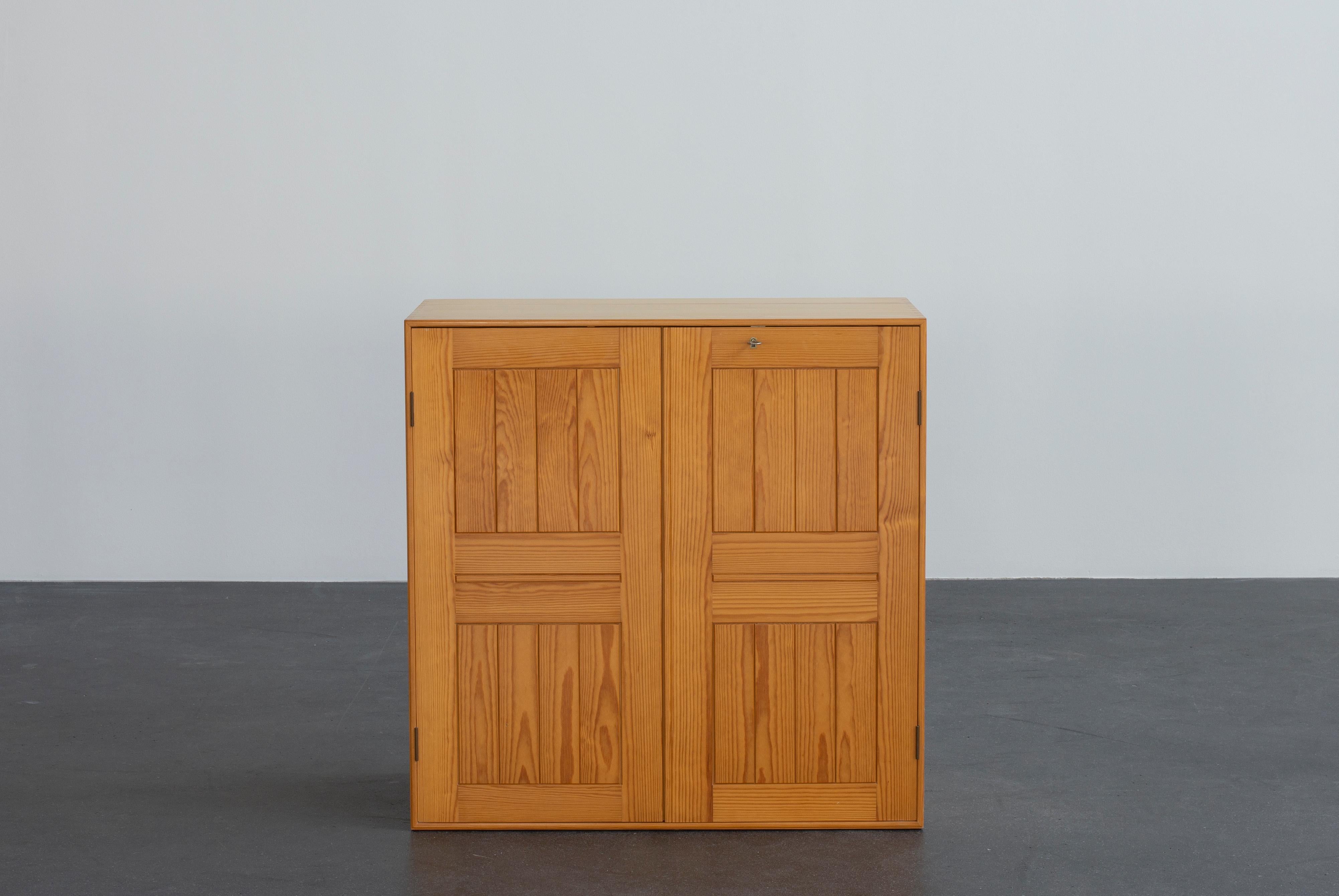 Mogens Koch wall-mounted cabinet in pine. Executed by Rud. Rasmussen

Reverse with paper label ‘RUD. RASMUSSENS/SNEDKERIER/KØBENHAVN/DANMARK.