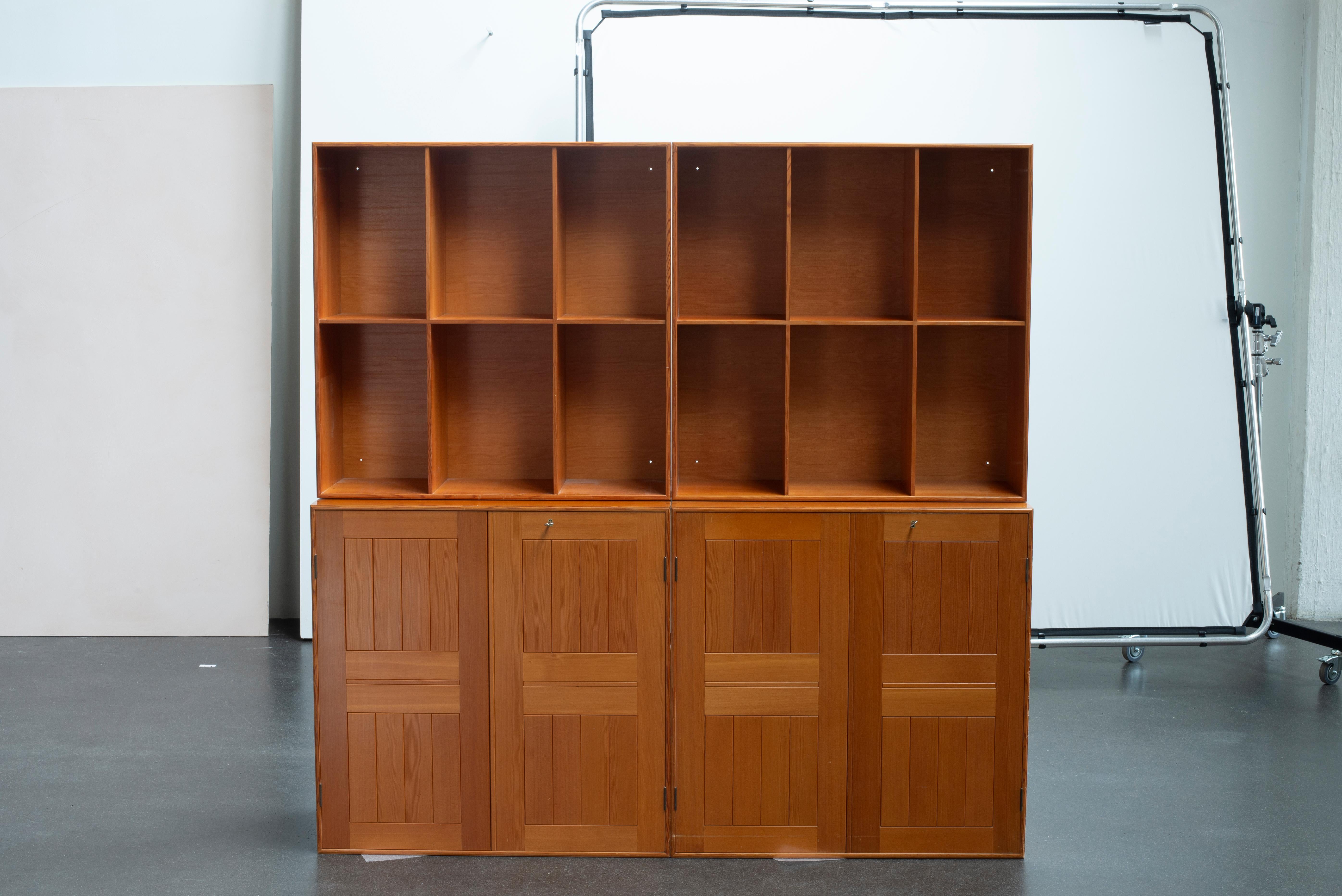 Armadi e librerie Mogens Koch in pino dell'Oregon. Armadietti con intarsi rimovibili. Eseguito da Rud. Rasmussen.

Il rovescio presenta l'etichetta cartacea 