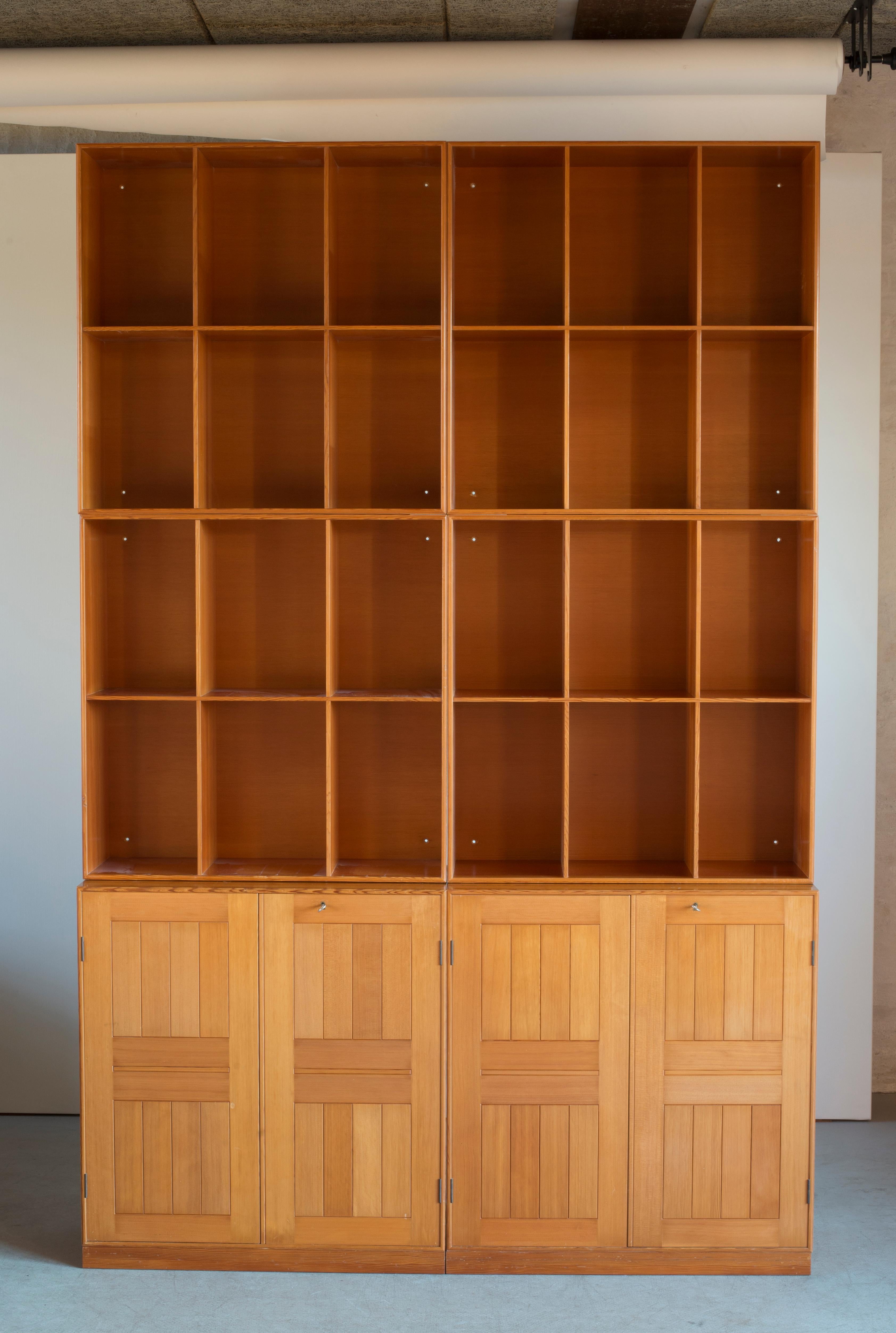 Scandinavo moderno Armadi e librerie Mogens Koch in pino dell'Oregon per Rud. Rasmussen in vendita