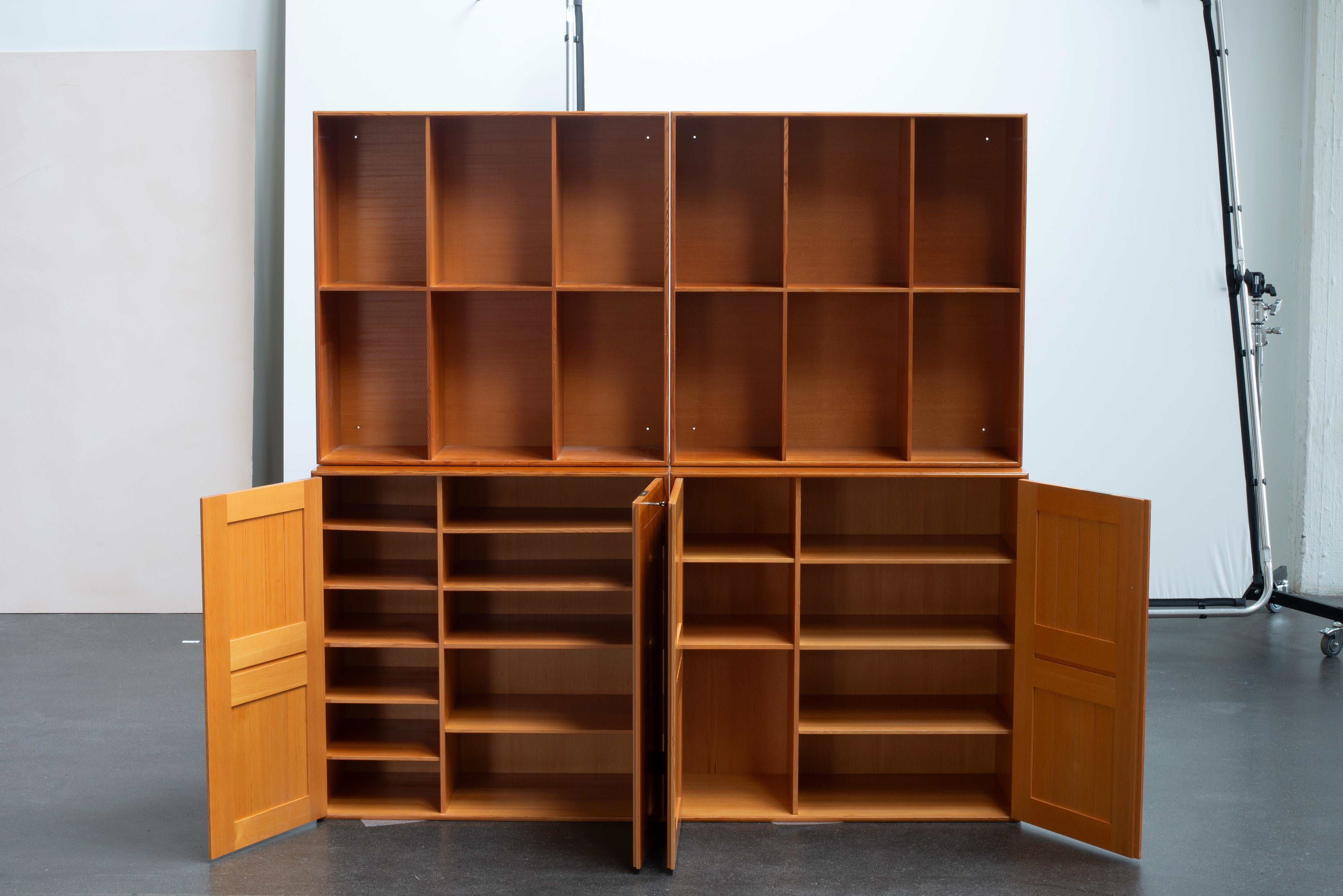 Scandinavo moderno Armadi e librerie Mogens Koch in pino dell'Oregon per Rud. Rasmussen in vendita