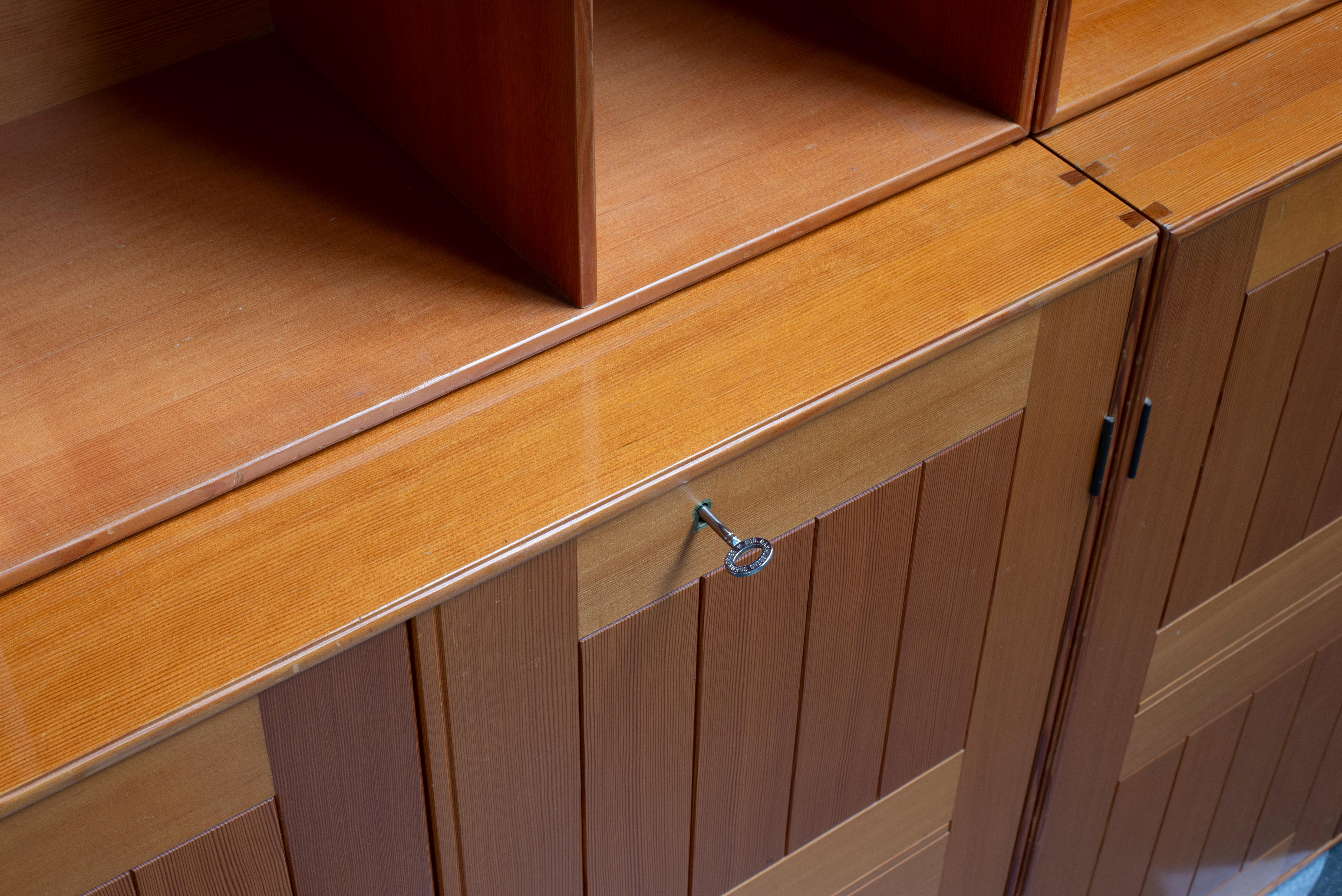 XX secolo Armadi e librerie Mogens Koch in pino dell'Oregon per Rud. Rasmussen in vendita