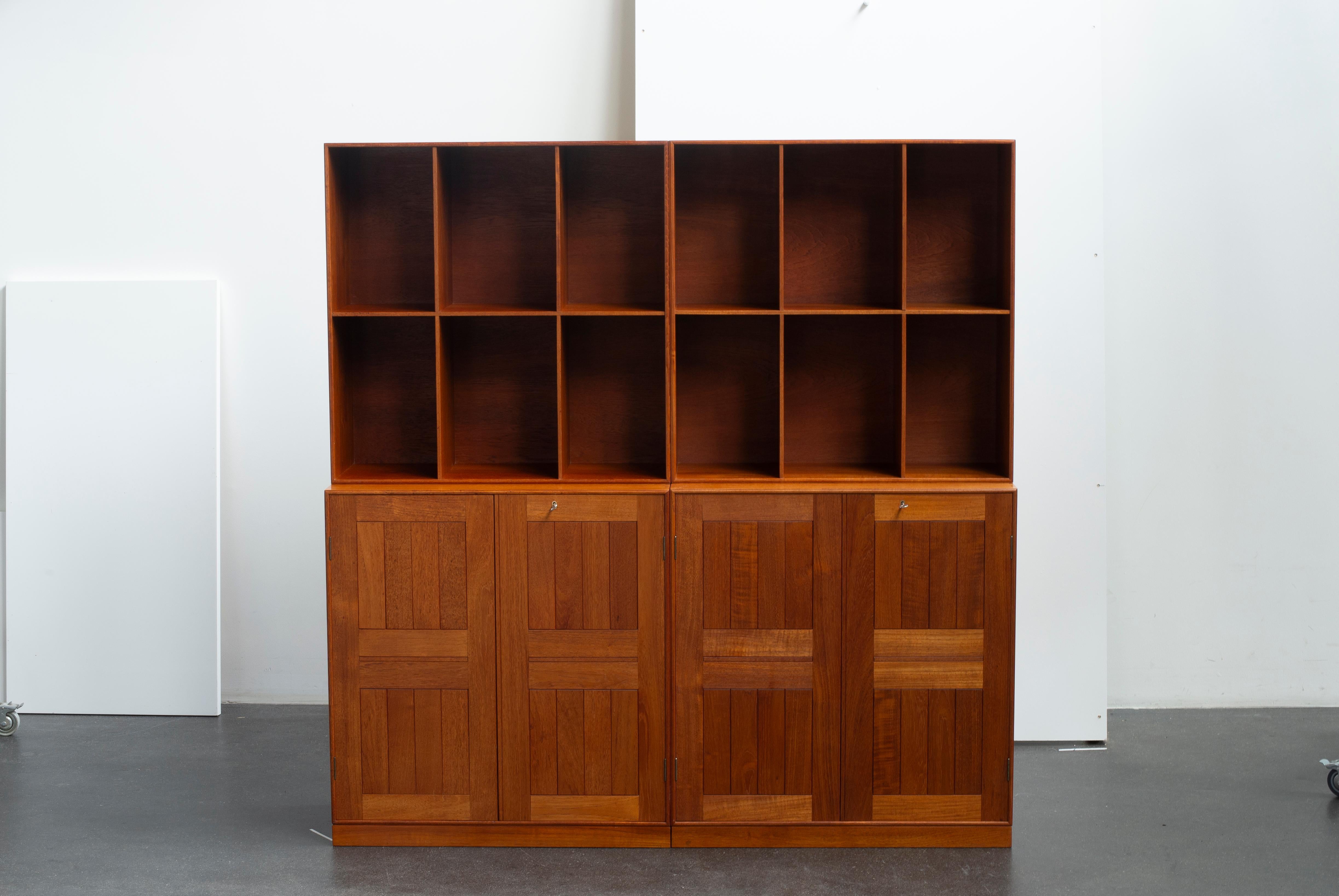 Armadi e librerie in teak di Mogens Koch. Eseguito da Rud. Rasmussen.

Il rovescio presenta l'etichetta cartacea 