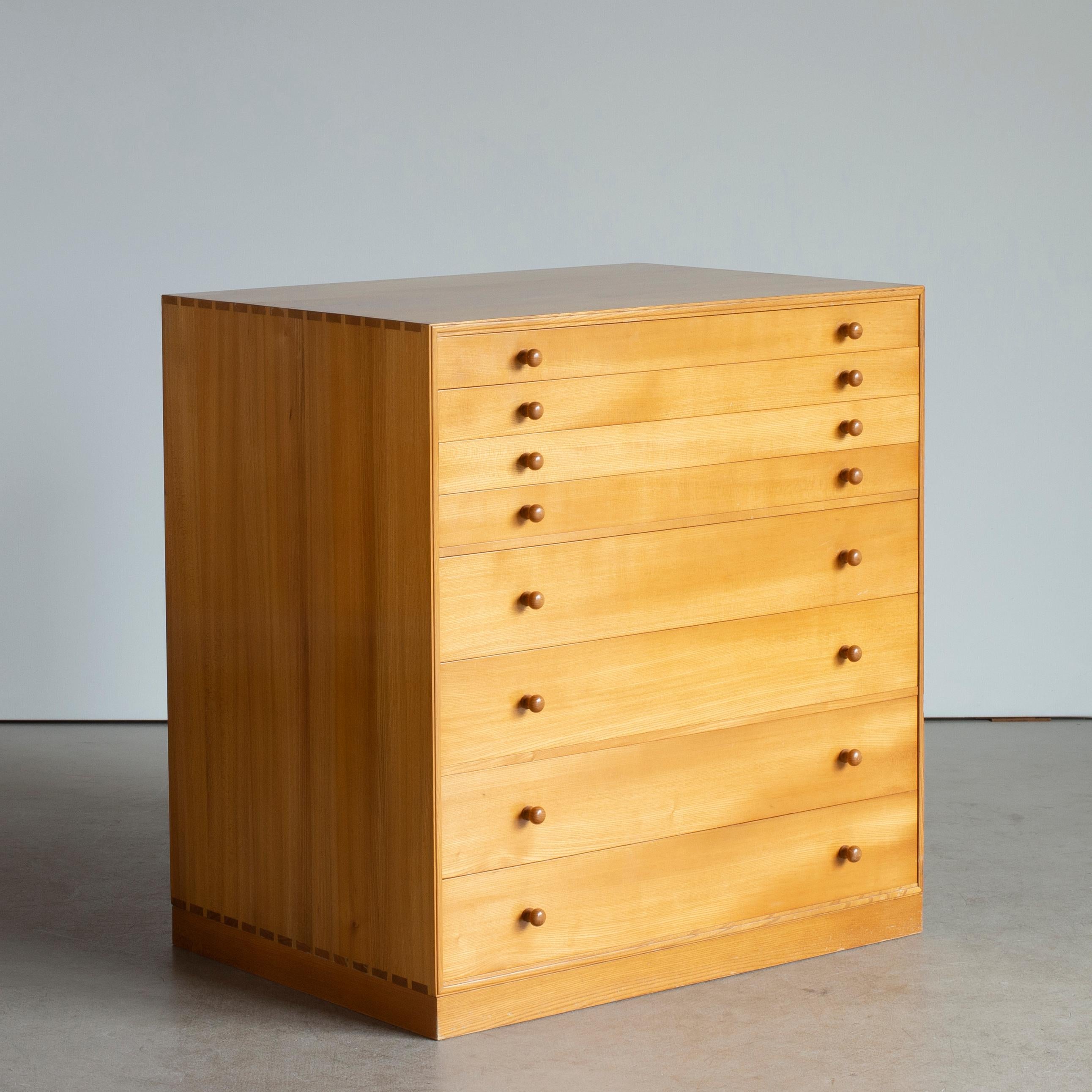 Mogens Koch chest of drawers in elm. Executed by Rud. Rasmussen, Copenhagen, Denmark.

Reverse with paper label ‘RUD. RASMUSSENS/SNEDKERIER/KØBENHAVN/DENMARK.