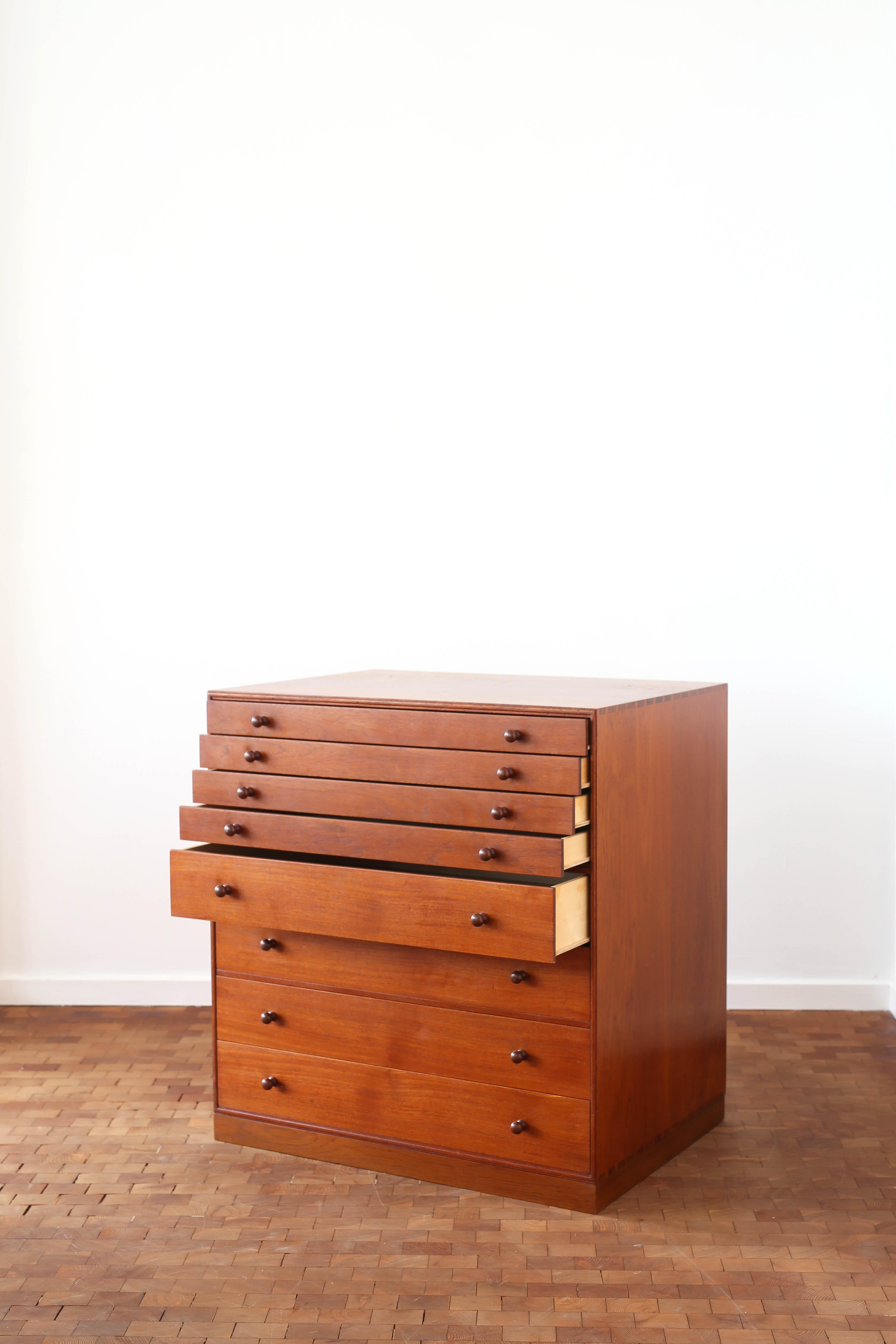 Una cassettiera o mobile da disegno di Mogens Koch in teak, decorativa e altamente funzionale. Progettato nel 1928 e realizzato dall'ebanista Rud. Rasmussen, Copenaghen con marchio del produttore. 

Il mobile è composto da quattro cassetti inferiori