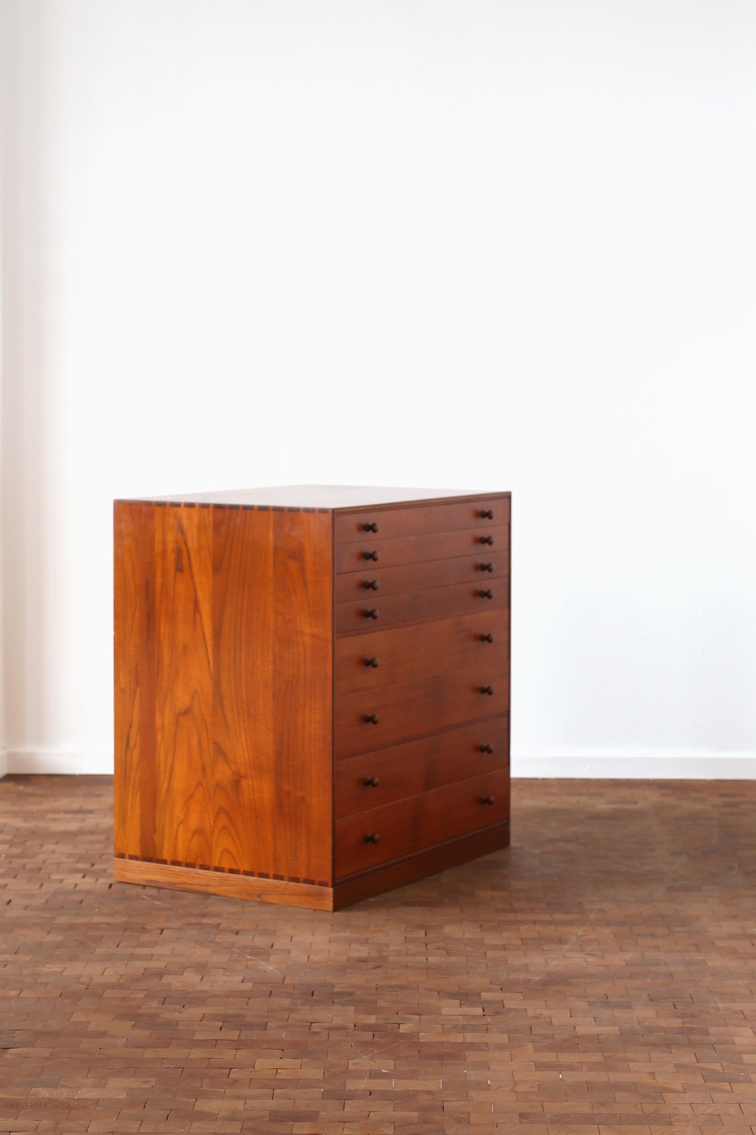 Inizio XX secolo Cassettiera Mogens Koch in teak, ebanista Rud. Rasmussen in vendita