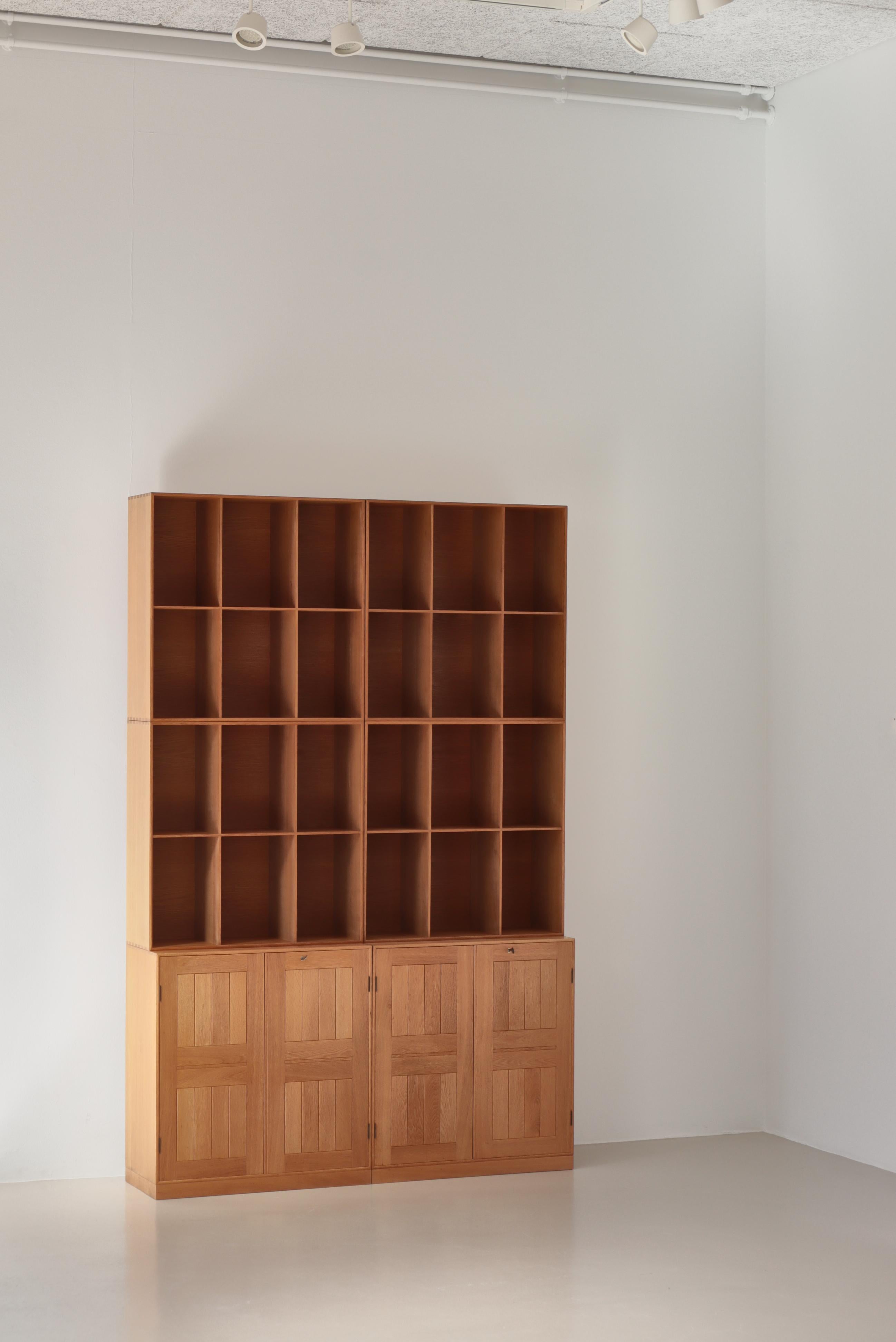 Sistema di scaffalatura MK Book Case di Mogens Koch, prima edizione. Eseguita in legno massiccio di quercia da Rud Rasmussen, Copenaghen, negli anni Cinquanta.

Il lotto è composto da :
4 Librerie: H: 76 L: 76 P: 28
2 Armadietti: H: 76 L: 76 P: 36