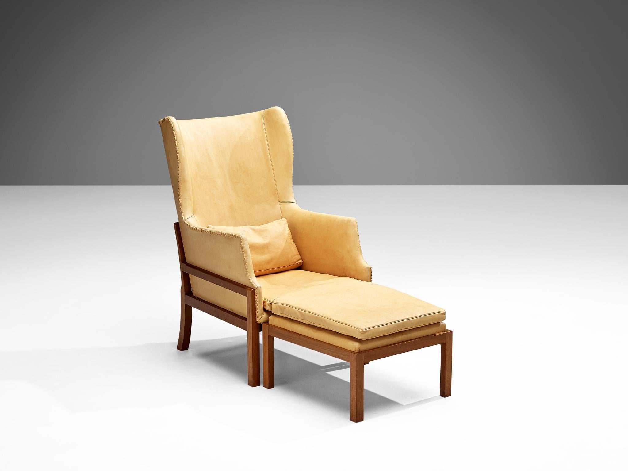 Mogens Koch pour K.Koch, chaise longue à dossier et ottoman, modèle MK50, acajou, cuir, Danemark, design 1936, production 1964-1979.

La chaise à oreilles de Mogens Koch a été inspirée par le design du mobilier de Kaare Klint, qui s'est lui-même