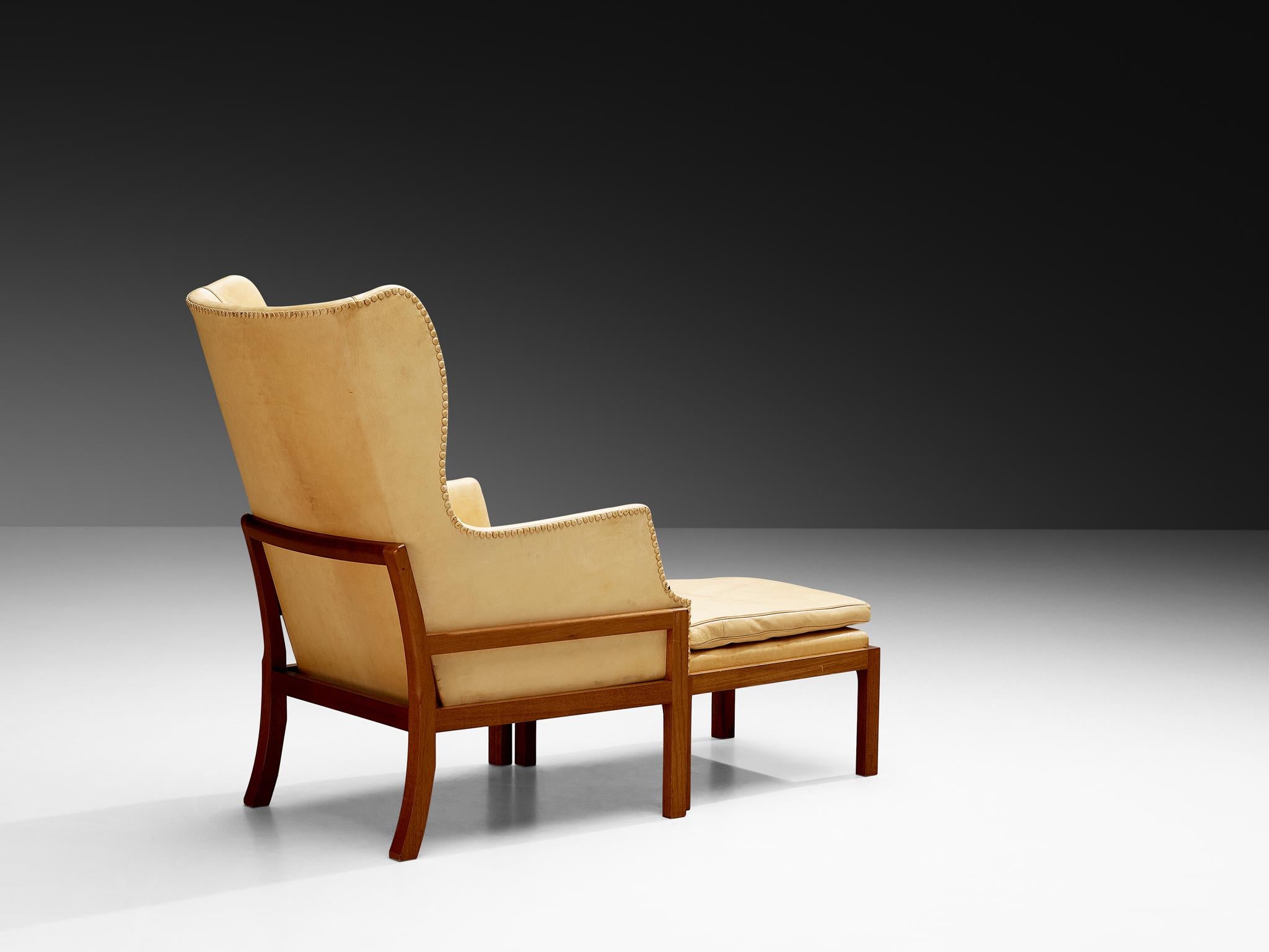 Mogens Koch pour K.Koch, chaise longue à dossier et ottoman, modèle MK50, acajou, cuir, Danemark, design 1936, production 1964-1979.

La chaise à oreilles de Mogens Koch a été inspirée par le design du mobilier de Kaare Klint, qui s'est lui-même