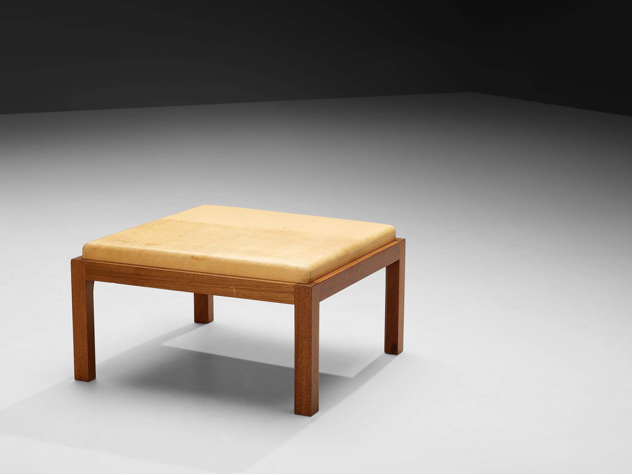 Cuir Fauteuil à oreilles Fireside de Mogens Koch pour K. Ivan Schlechter avec pouf en vente