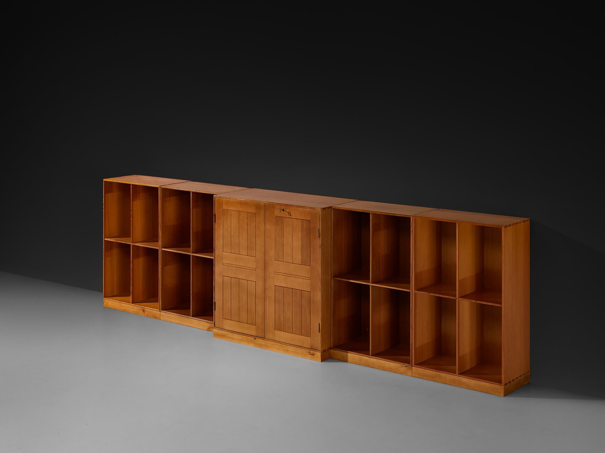 Mogens Koch para Rud Rasmussen, librería modular, pino, Dinamarca, diseño 1928 

Aparador modular o librería del diseñador danés Mogens Koch. Esta pieza está construida a partir de diferentes elementos para crear este encantador conjunto. La