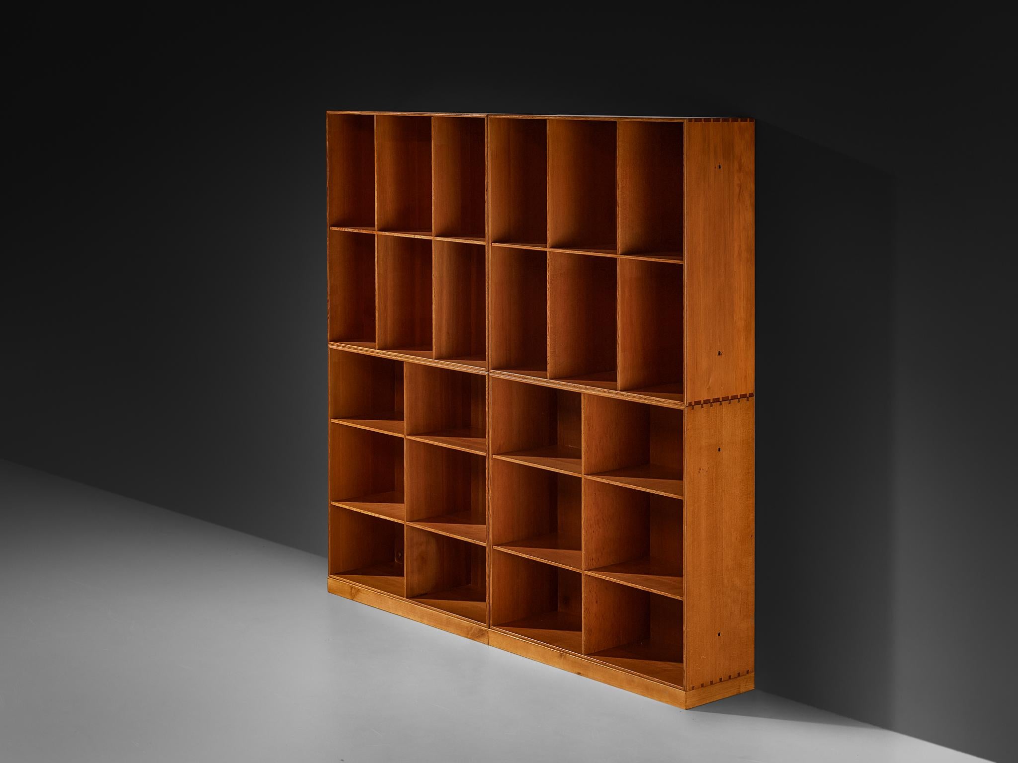 Mogens Koch per Rud Rasmussen, libreria modulare in pino, Danimarca, design 1928 

Credenza o libreria modulare del designer danese Mogens Koch. Questo pezzo è realizzato in  elementi per creare questa bella scenografia. L'esecuzione di questo