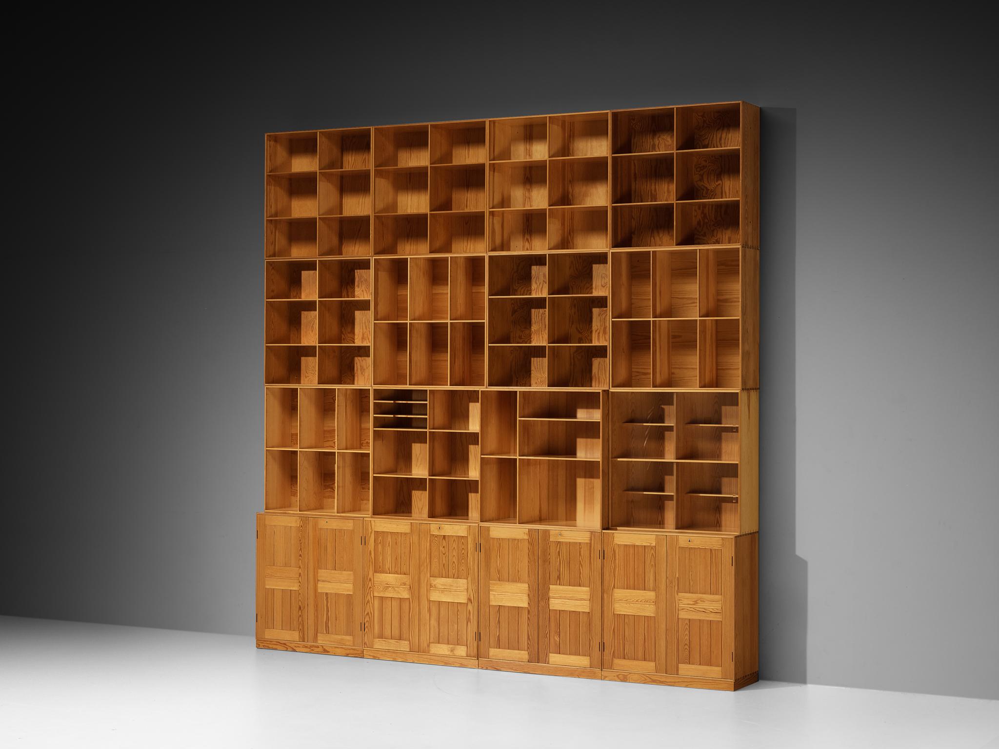 Mogens Koch para Rud Rasmussen, librería modular, pino, cristal, Dinamarca, diseño 1928 

Aparador modular o librería del diseñador danés Mogens Koch. Esta pieza está construida con  elementos para crear este bonito montaje. La ejecución de este