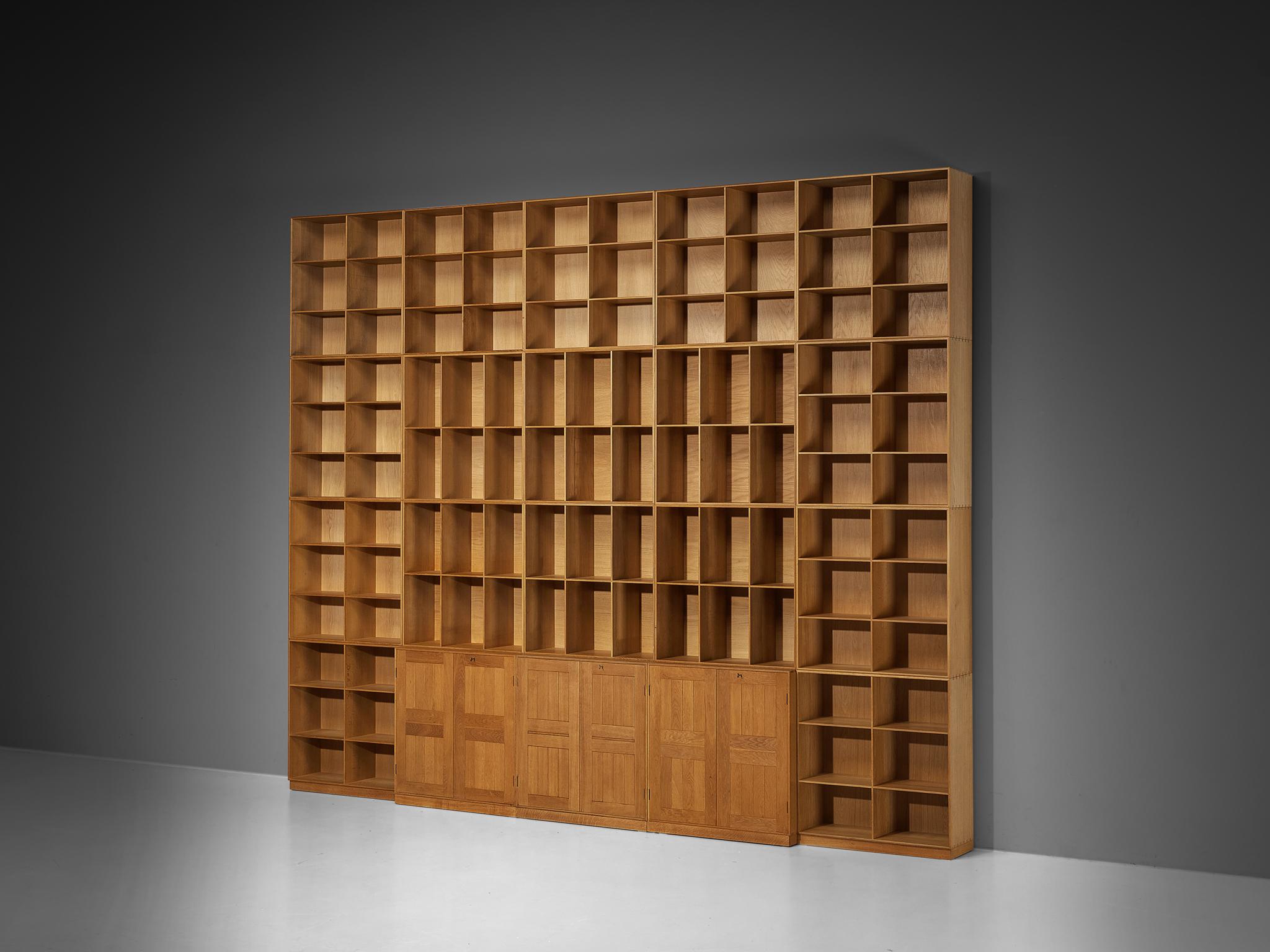 Mogens Koch for Rud Rasmussen, modular book case or library, oak, Denmark, 1950s

Intriguing and substantial modular library by Danish designer Mogens Koch. This piece is constructed from different elements to form this great wall unit or library.