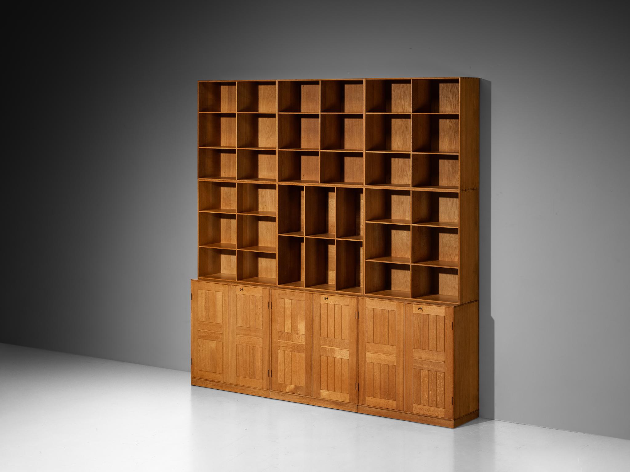 Mogens Koch for Rud Rasmussen, modular bookcase, oak, Denmark, design 1928 

Modular sideboard or bookcase by Danish designer Mogens Koch. This piece is constructed from  elements to create this lovely set up. The execution of this design is