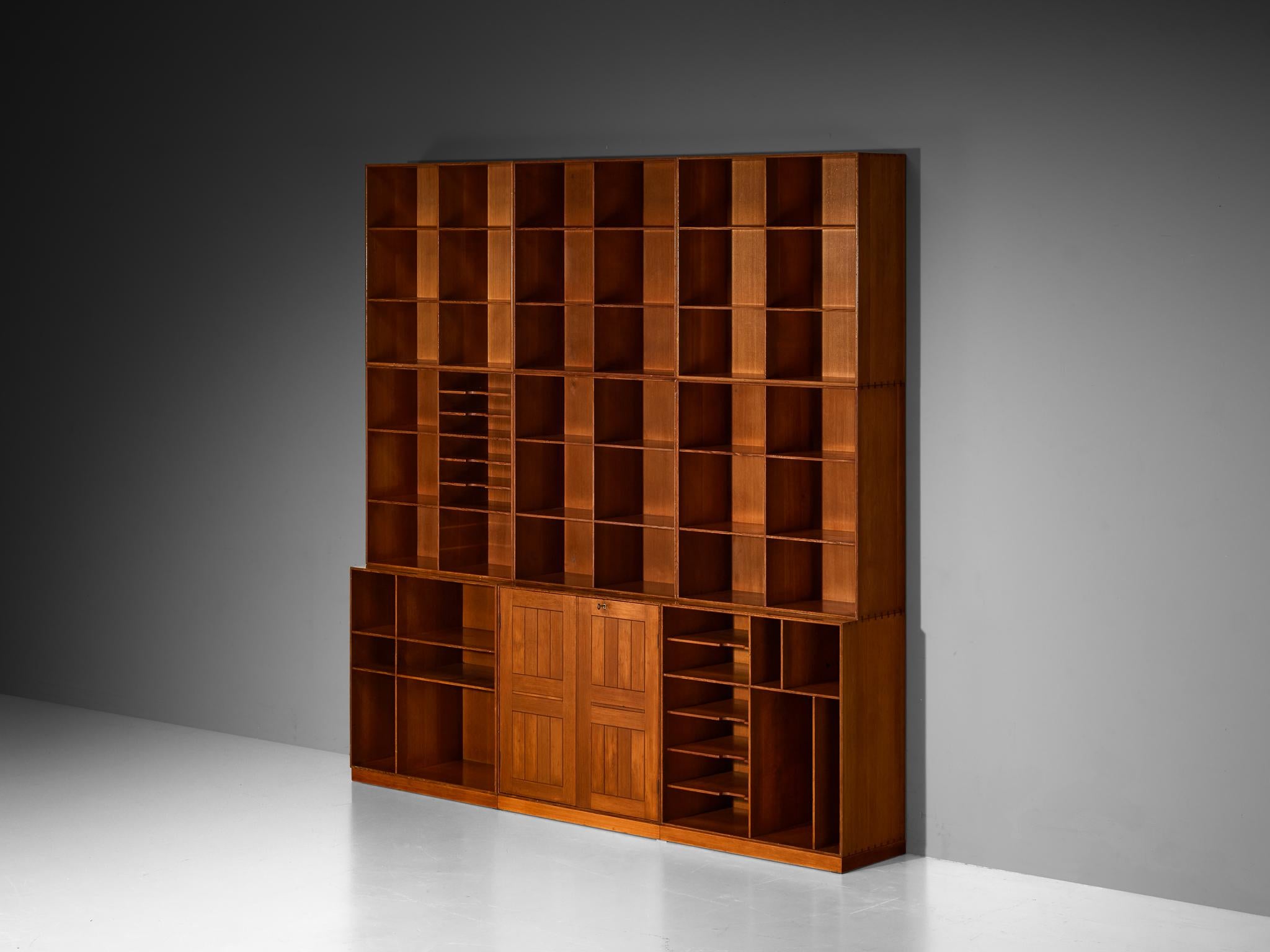 Mogens Koch for Rud. Rasmussen, modular bookcase or library, pine, Denmark, design 1928 

Intriguing and substantial modular library by Danish designer Mogens Koch. This piece is constructed from different elements to form this great wall unit or