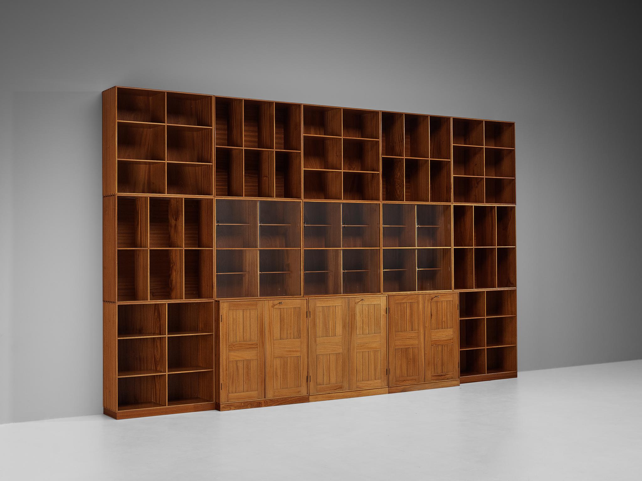 Mogens Koch for Rud Rasmussen, modular book case or library, mahogany, Denmark, 1950s

Intriguing and sizable modular library by Danish designer Mogens Koch. This piece is build from twentyfive modular parts to form this great wall unit or library.