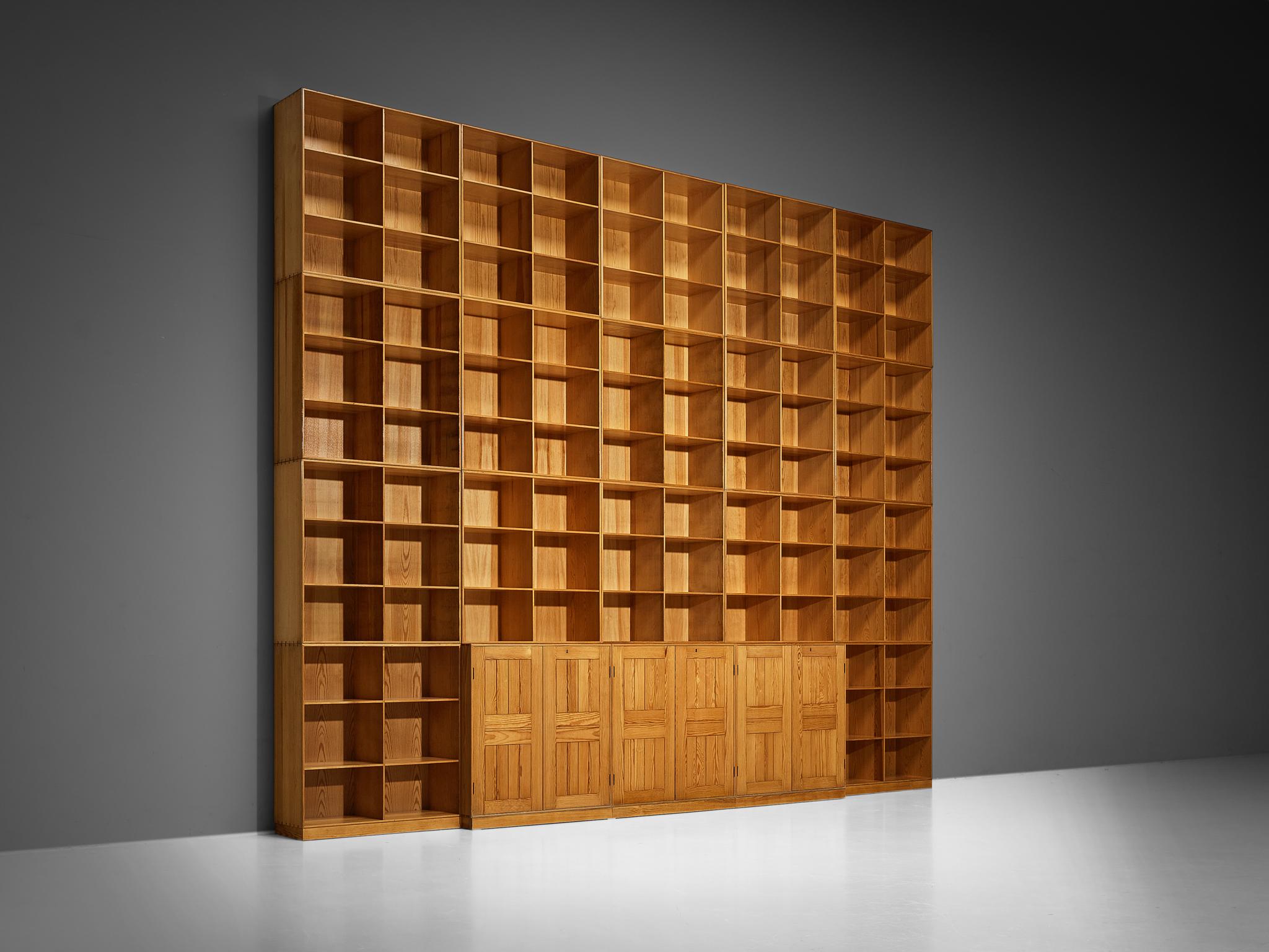 Mogens Koch for Rud. Rasmussen, modular bookcase or library, pine, Denmark, design 1928 

Intriguing and substantial modular library by Danish designer Mogens Koch. This piece is constructed from different elements to form this great wall unit or